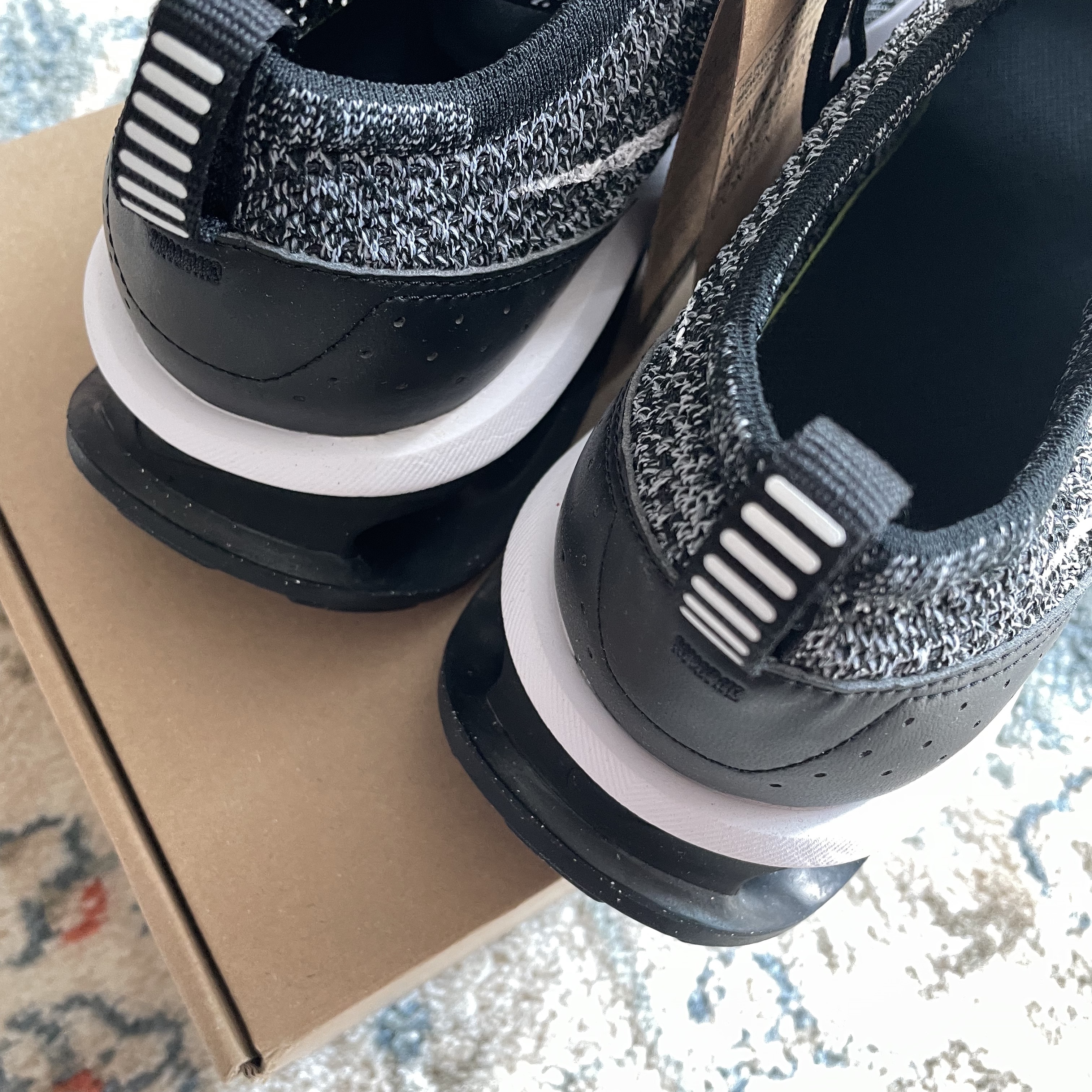 Nike Air Max Flyknit Racer Black White 착용 스타일 - 4