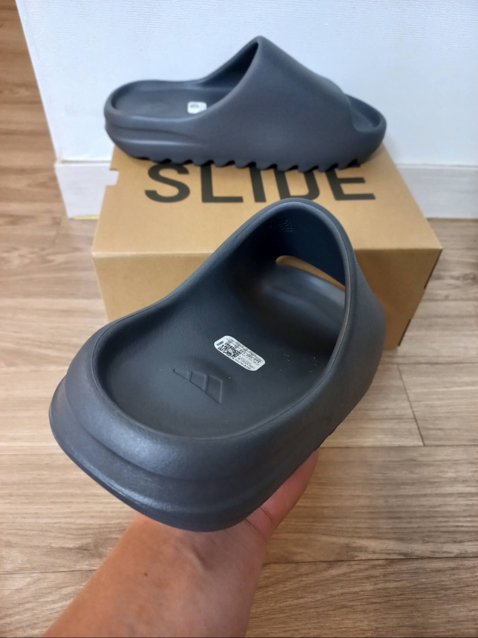 Adidas Yeezy Slide Slate Grey 착용 스타일 - 2