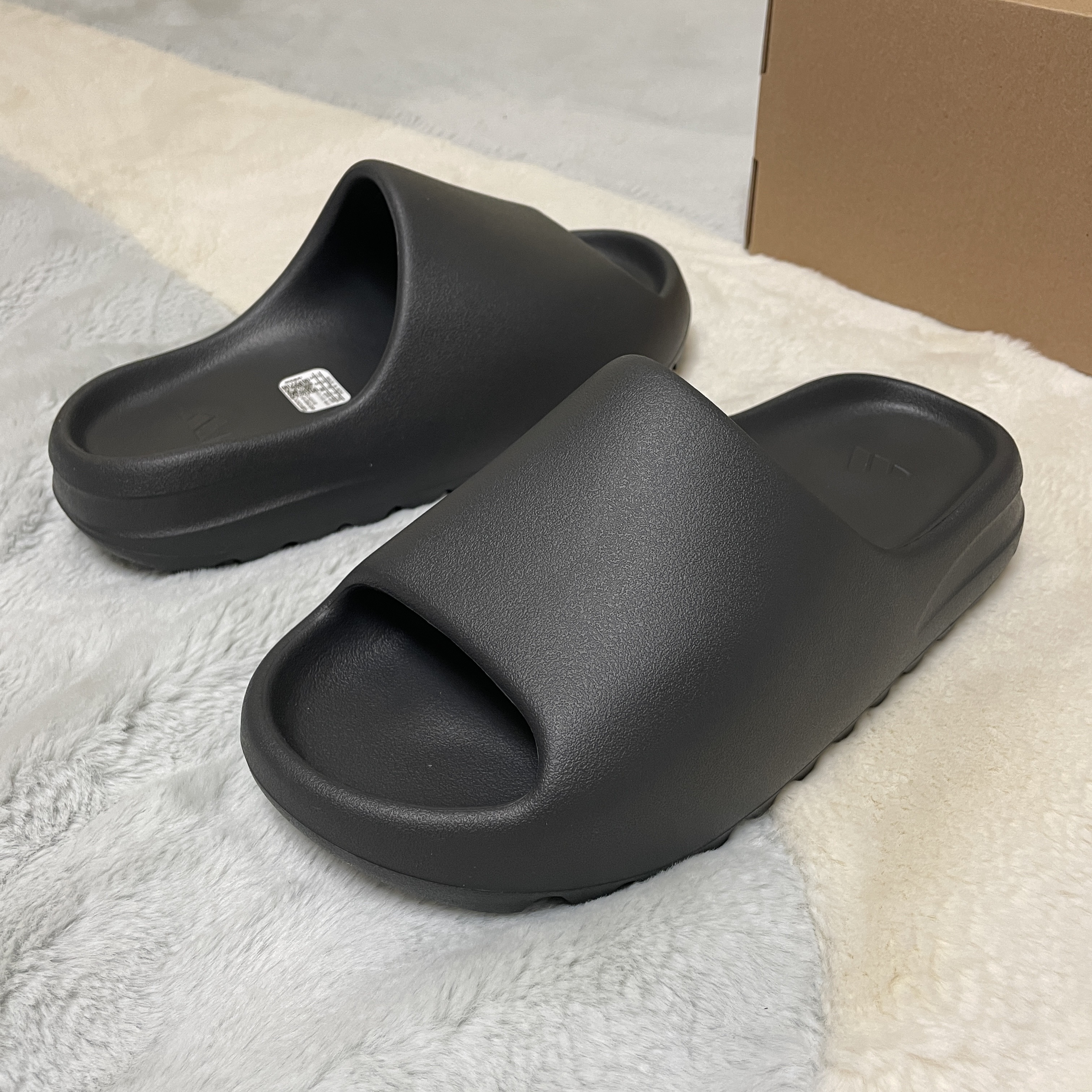 Adidas Yeezy Slide Onyx 착용 스타일