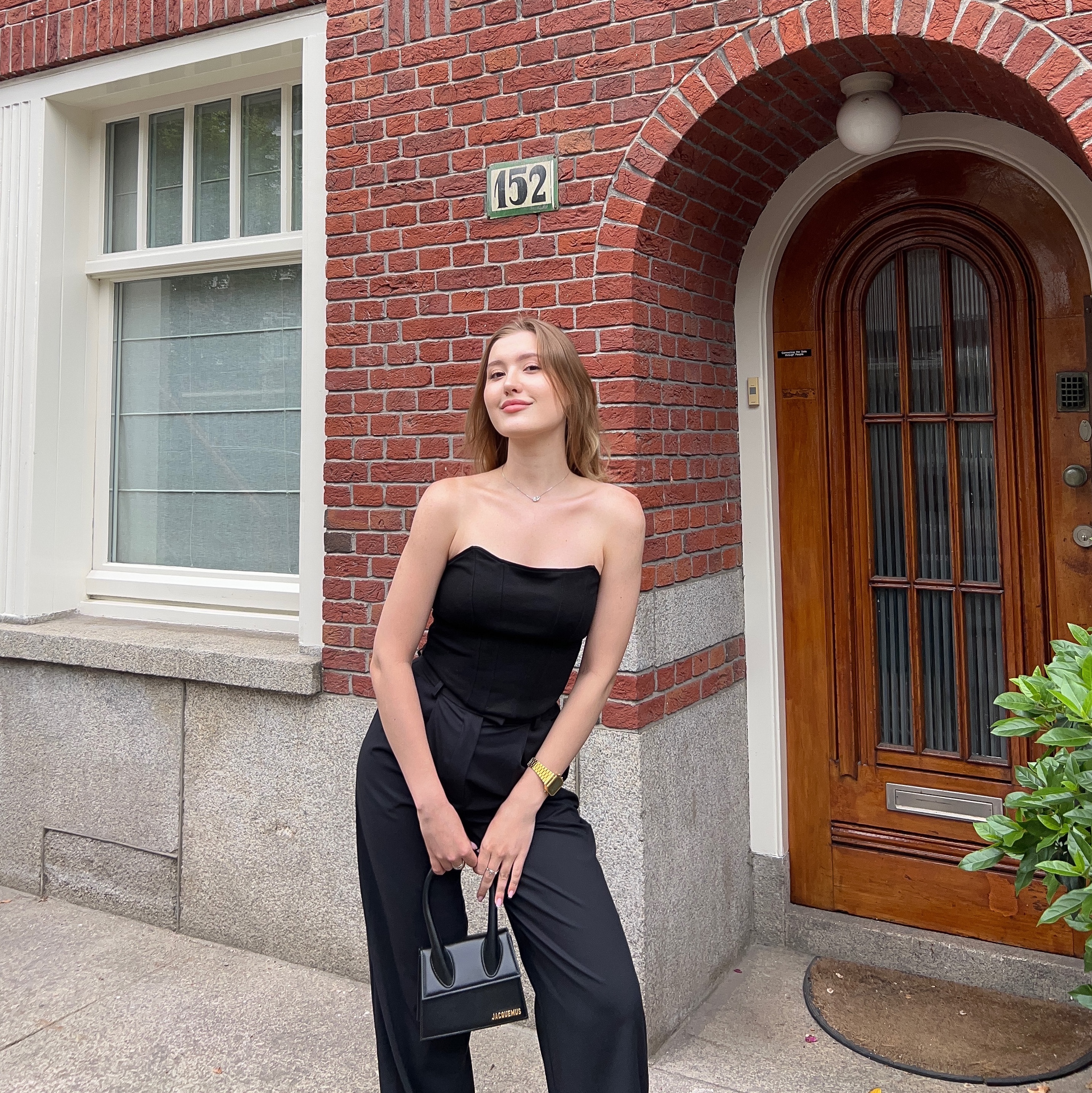 Jacquemus Le Chiquito Moyen Leather Handbag Black 착용 스타일 - 1
