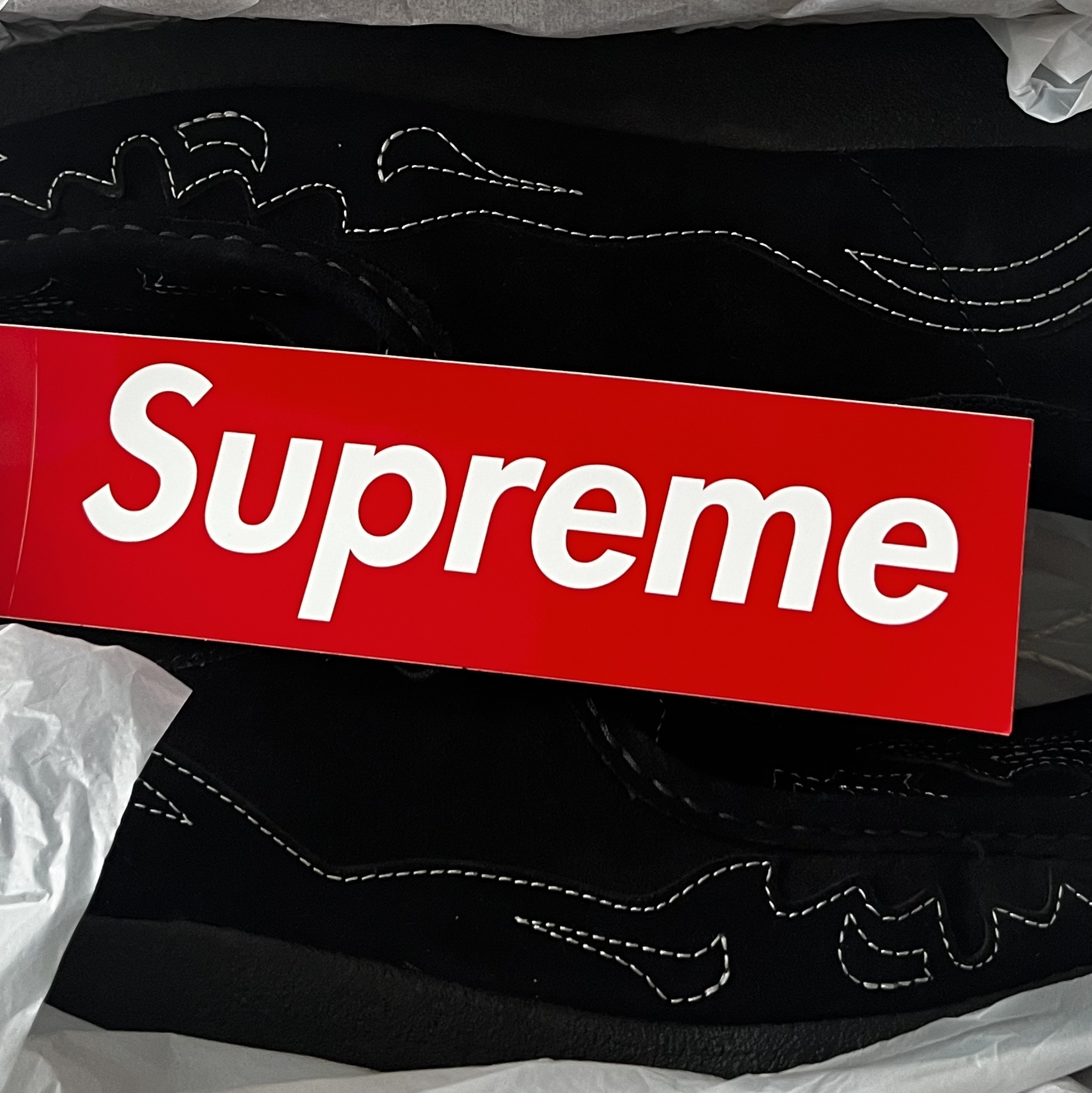 Clarks x Supreme Wallabee Black 착용 스타일 - 1