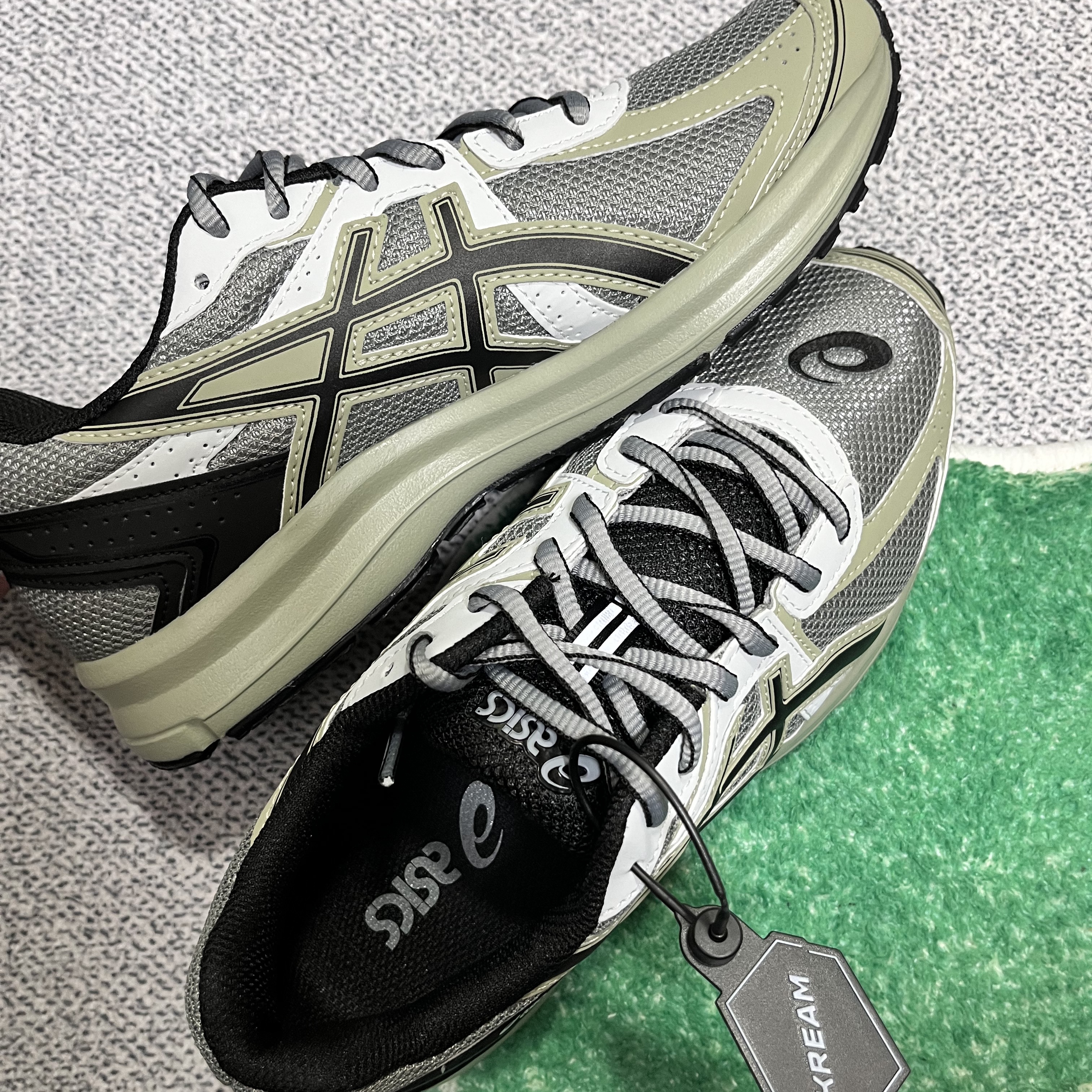 Asics Jog 100 S Sheet Rock - 2E Wide 착용 스타일 - 2