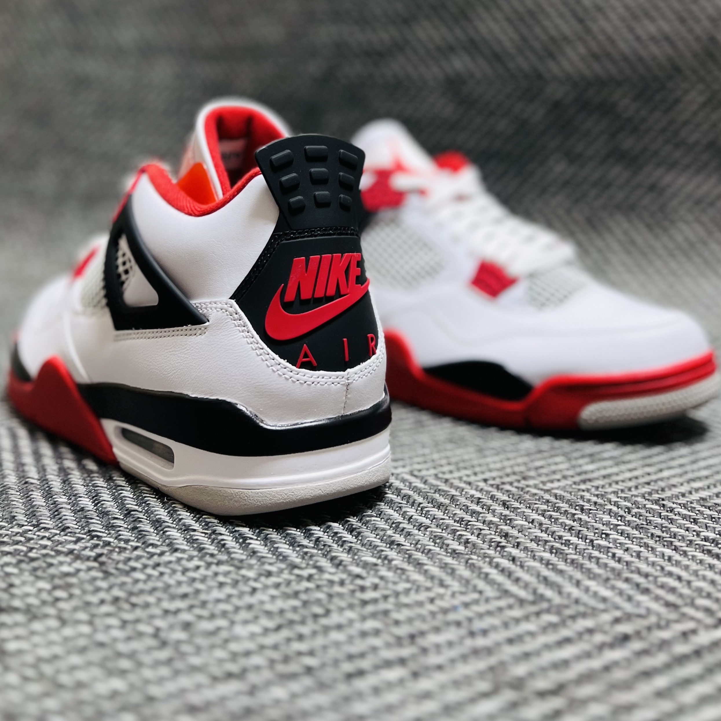 Jordan 4 Retro OG Fire Red 2020 착용 스타일 - 3