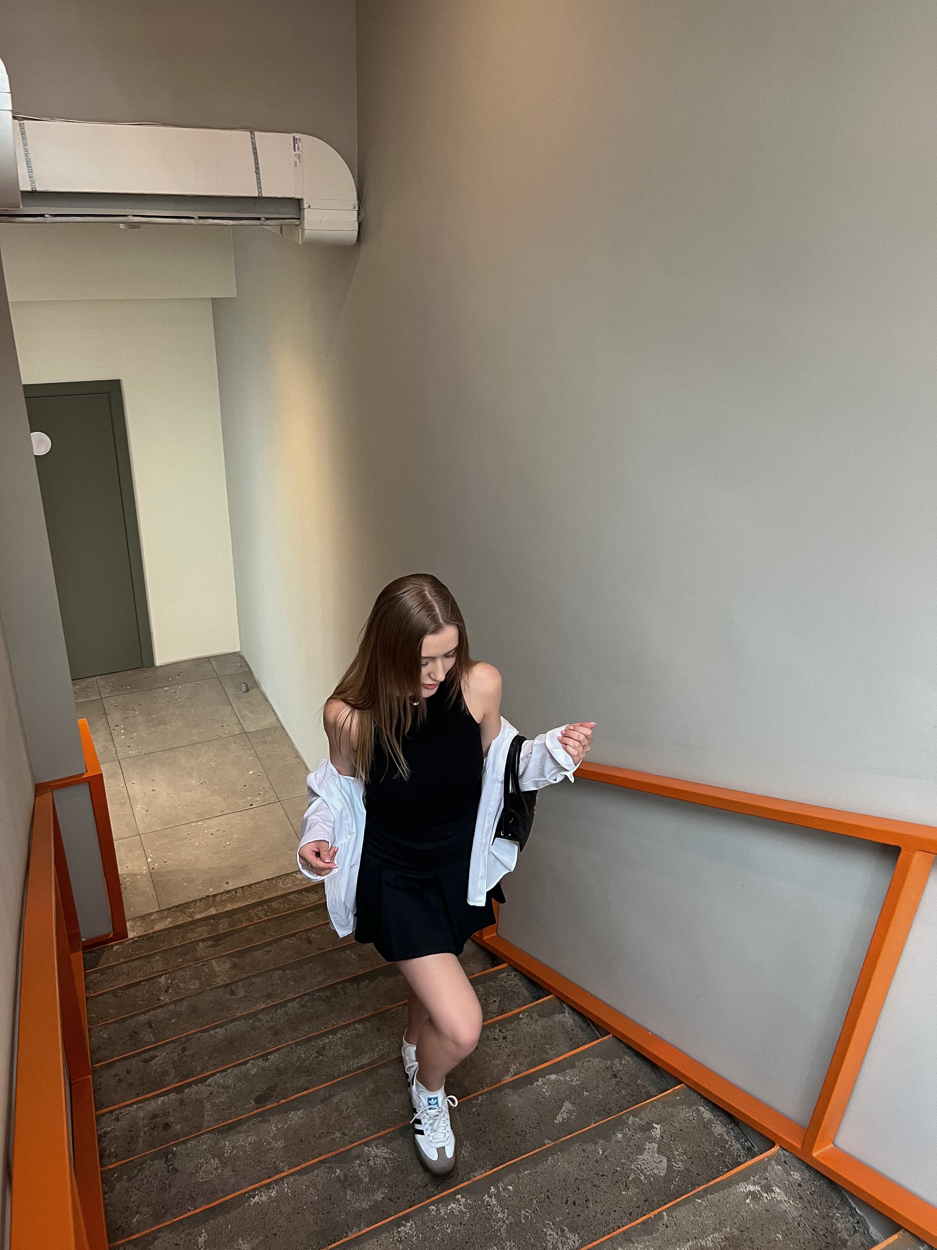 Adidas Samba OG Cloud White, Jacquemus Le Chiquito Moyen Leather Handbag Black 착용 스타일 - 3