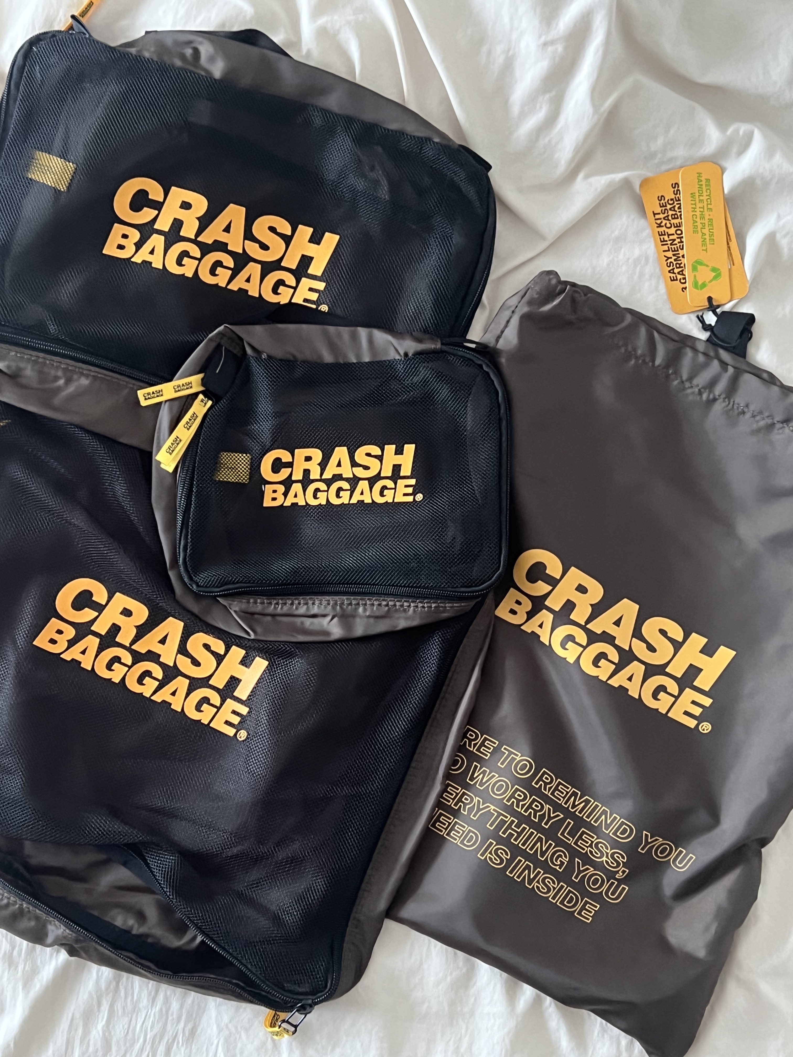 CRASH BAGGAGE Easy Life Travel Kit Pouch Olive 착용 스타일