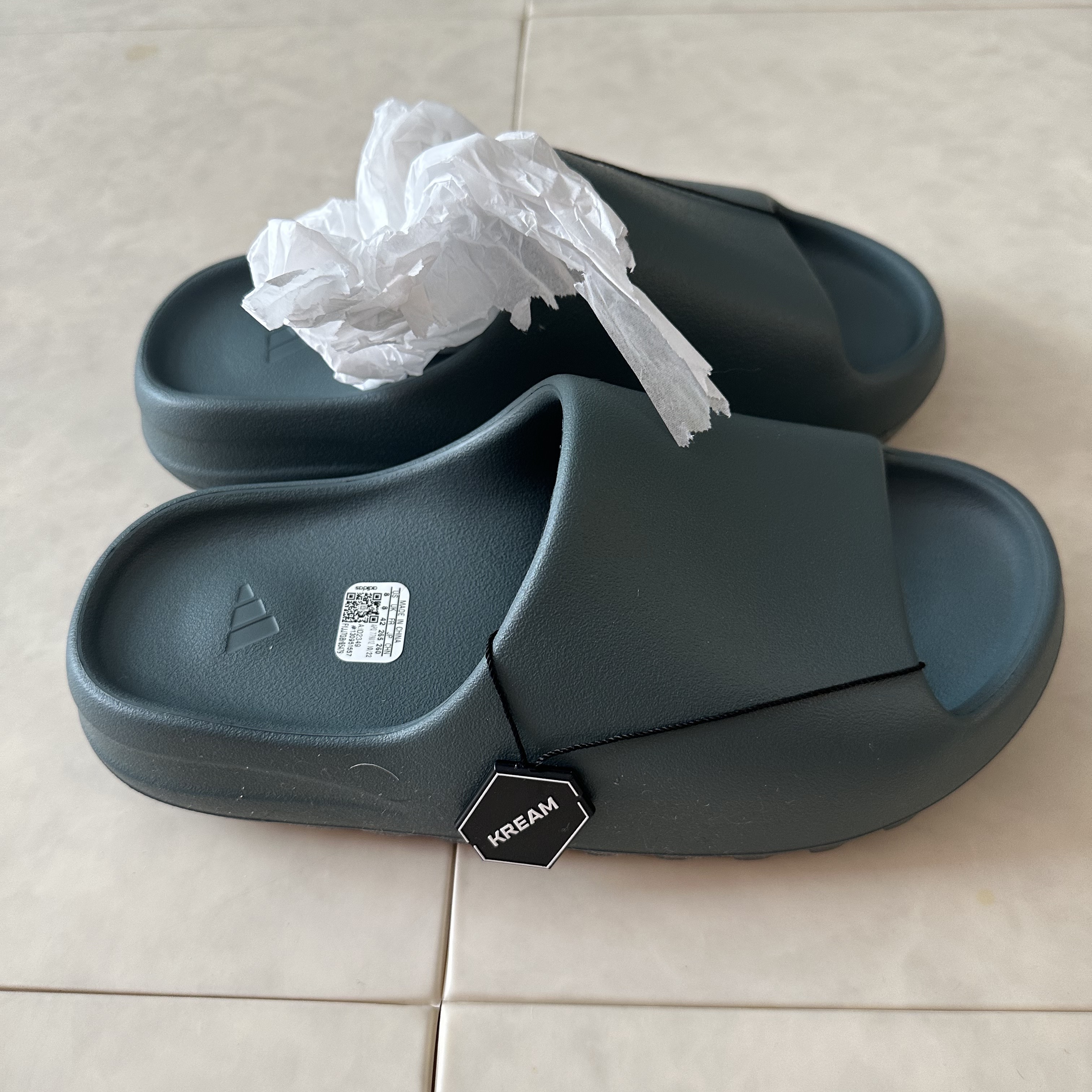 Adidas Yeezy Slide Slate Marine 착용 스타일