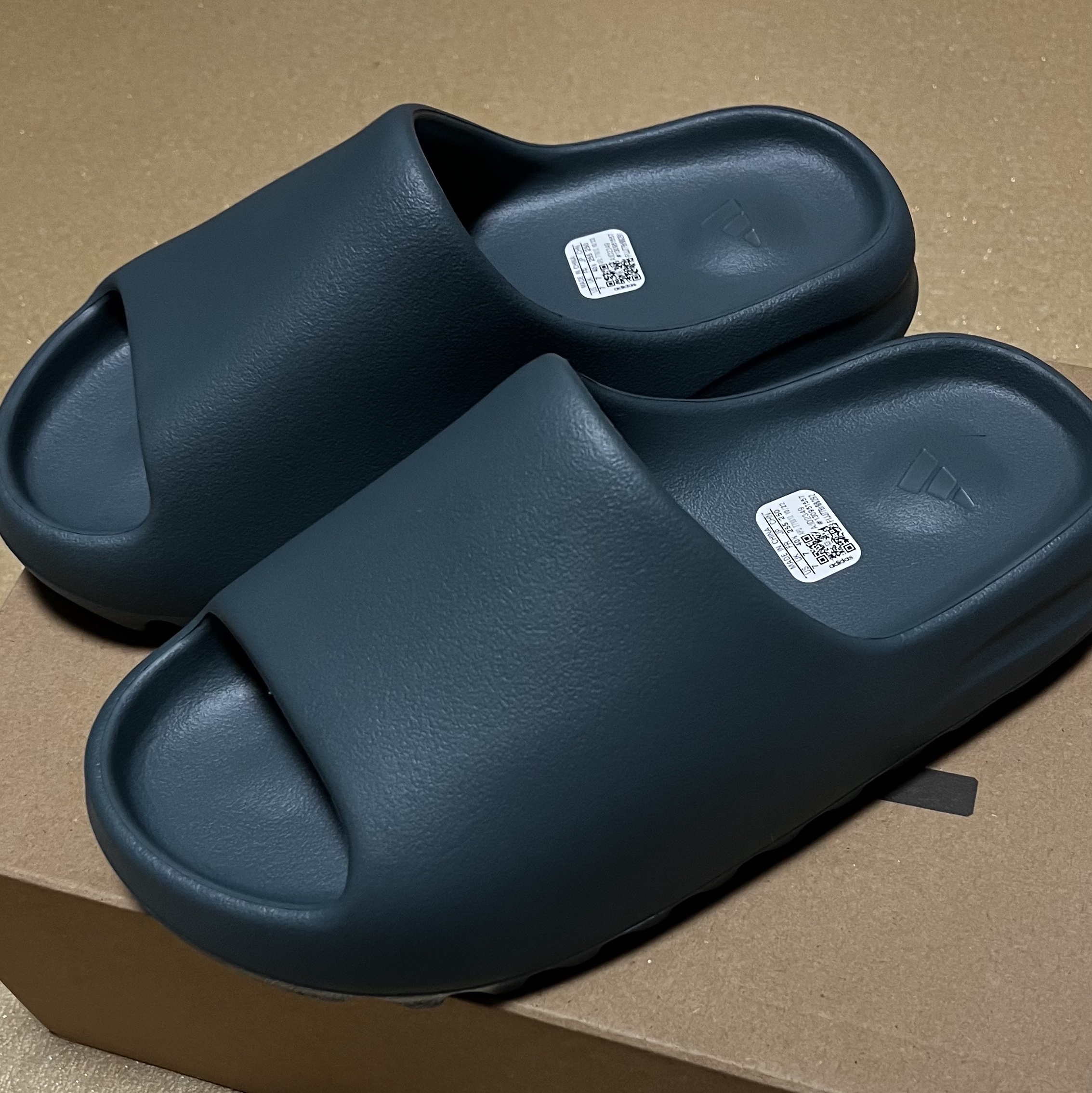 Adidas Yeezy Slide Slate Marine 착용 스타일