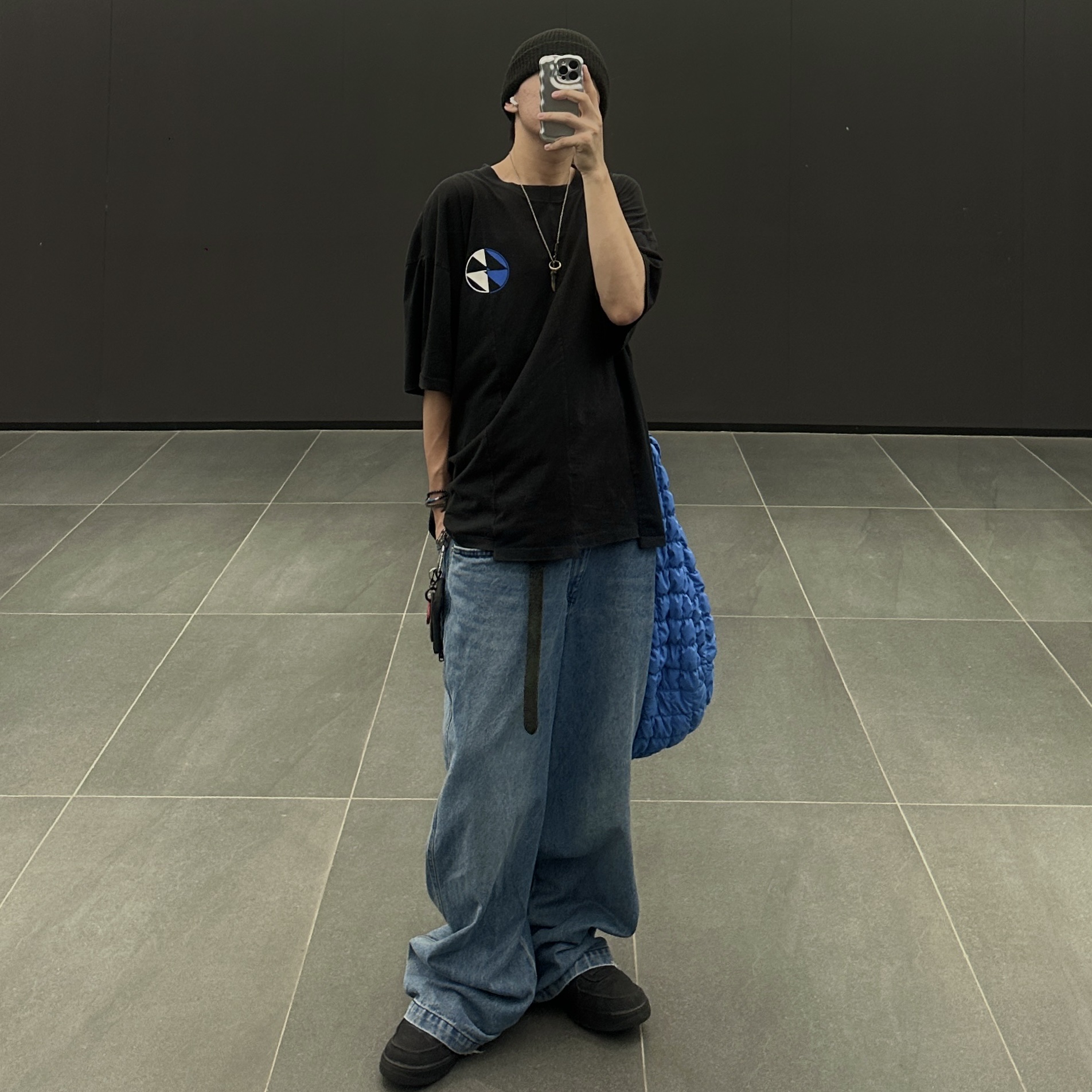 COS Quilted Oversized Shoulder Bag Blue, Nike x Stussy Air Force 1 Low Triple Black 착용 스타일 - 3