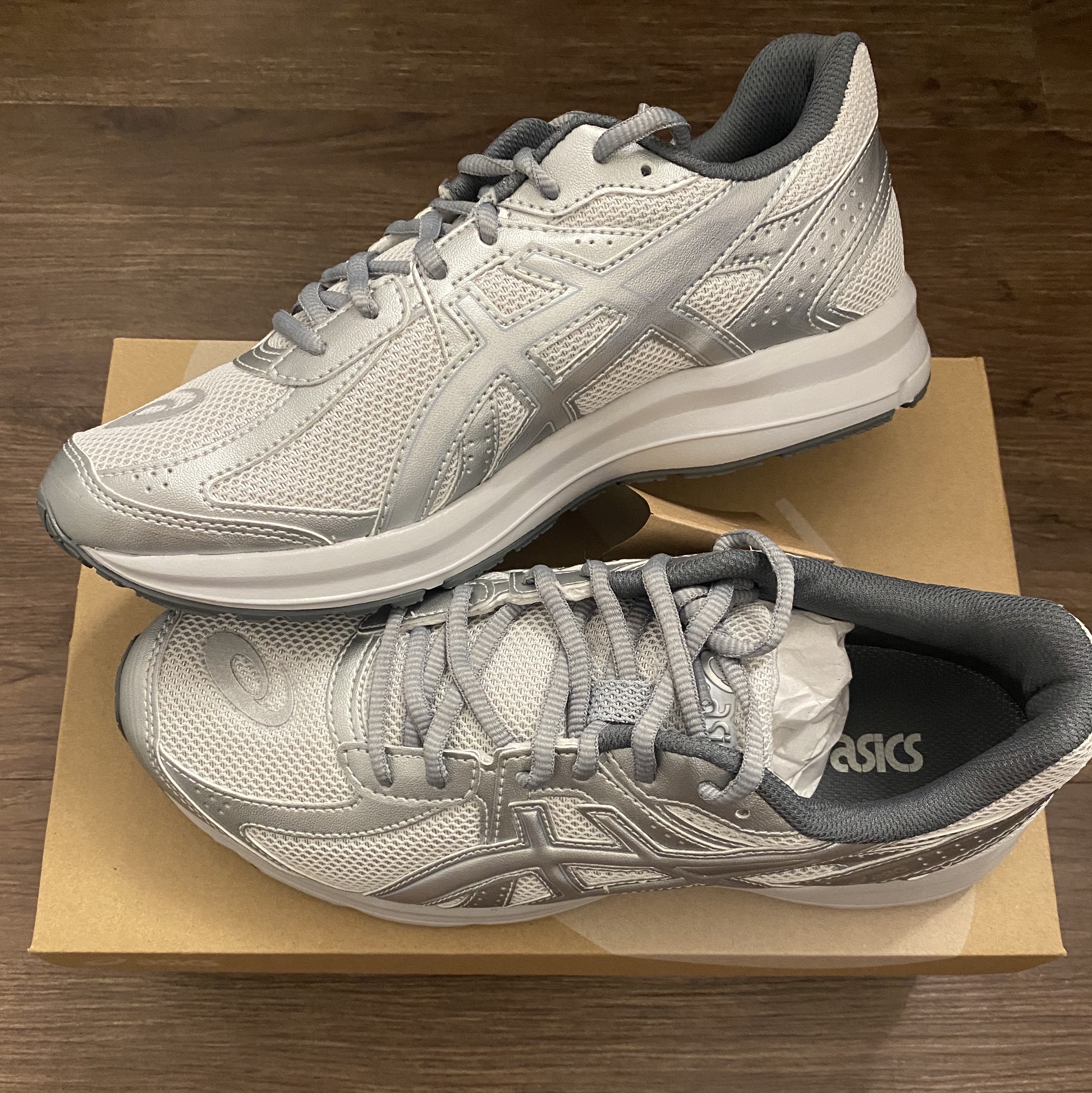 Asics Jog 100 S SMU Glacier Grey Pure Silver - 2E Wide 착용 스타일