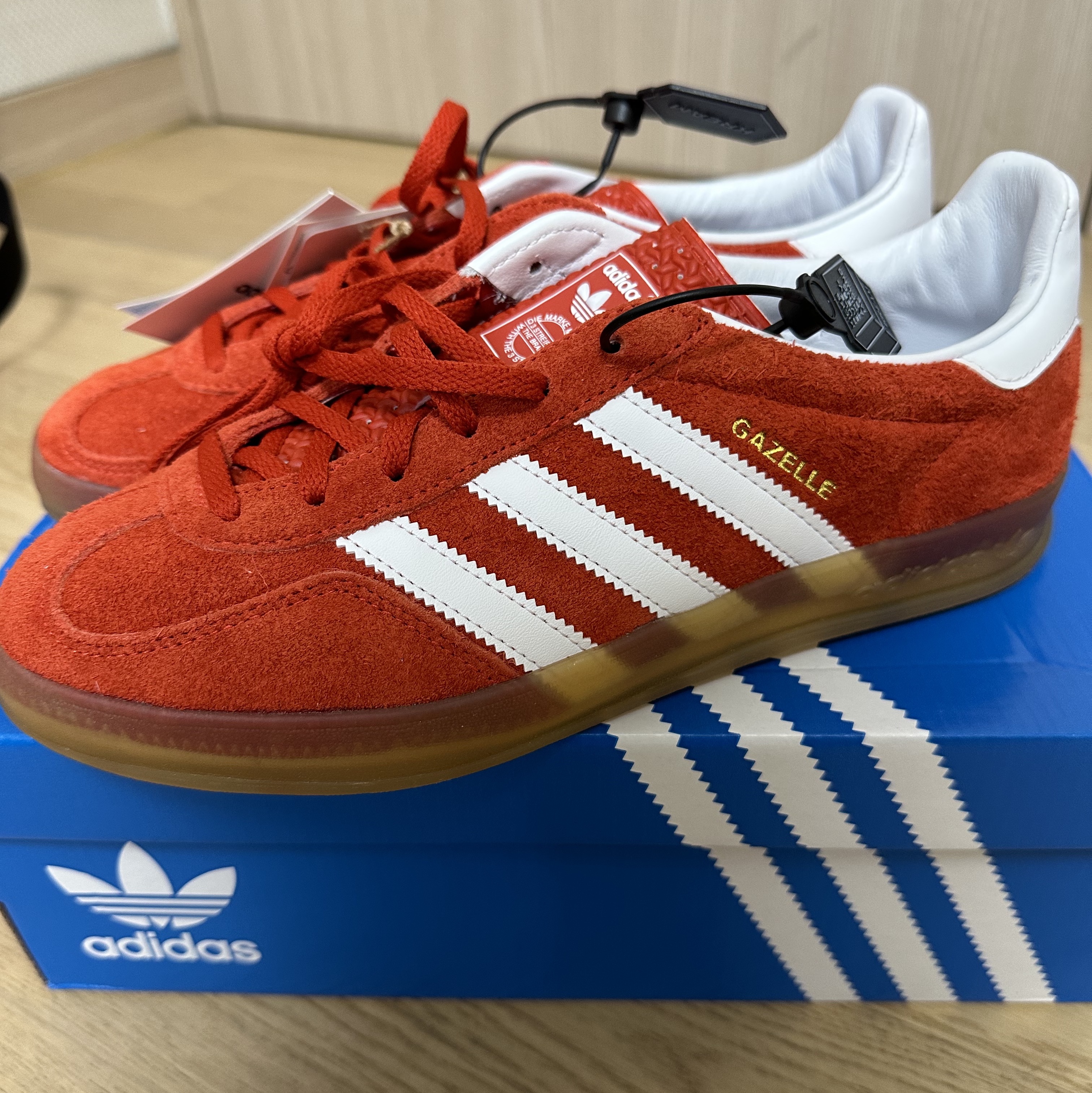 (W) Adidas Gazelle Indoor Bold Orange Cloud White 착용 스타일
