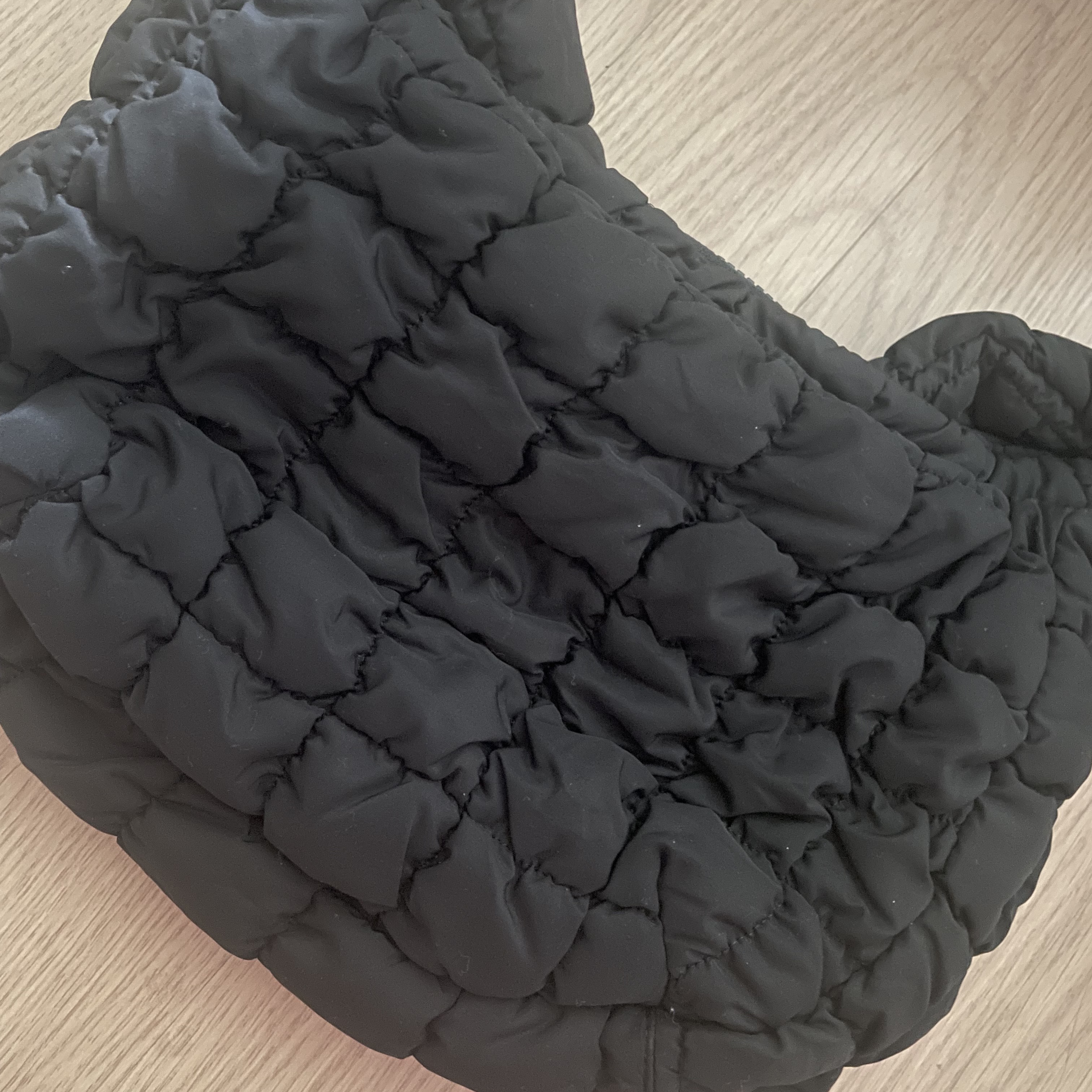 COS Quilted Mini Bag Black 착용 스타일