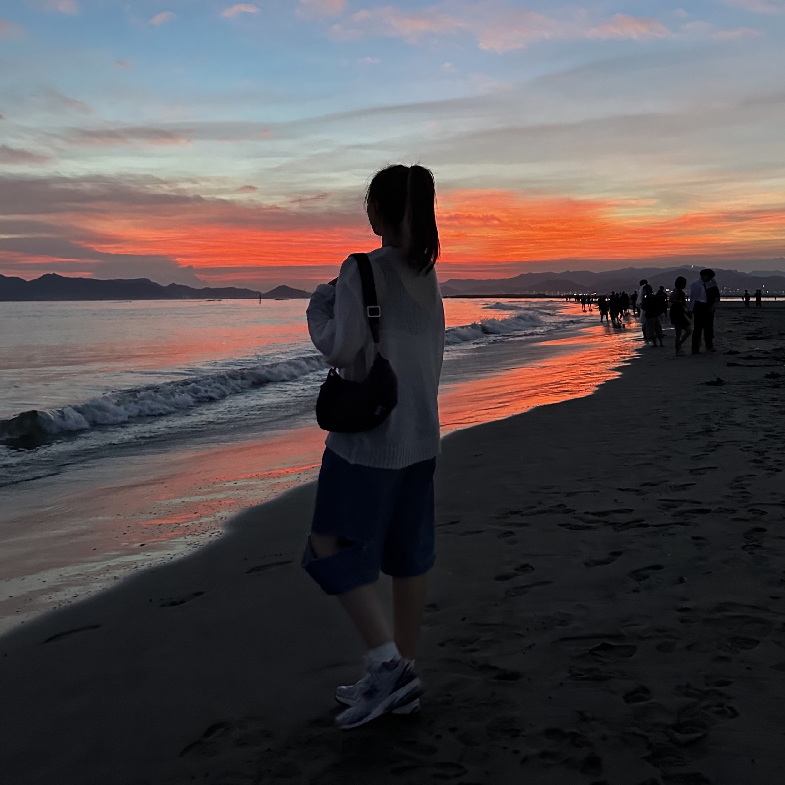 Stussy Loose Knit Logo Sweater Bone, Ader Error x Zara Shoulder Bag Black 착용 스타일 - 4