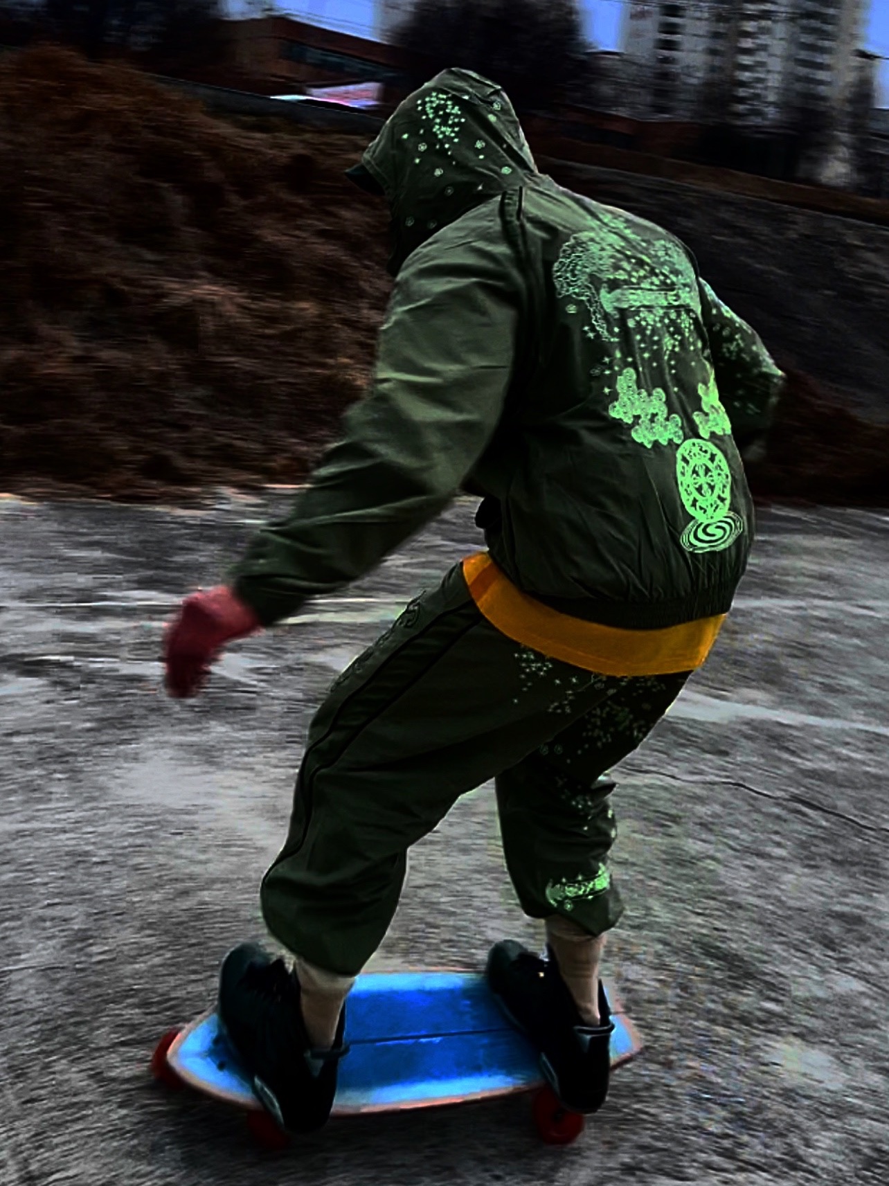 Supreme AOI Glow in the Dark Track Jacket Olive - 22SS, Supreme Waxed Cotton Camp Cap Green - 21FW 착용 스타일 - 2
