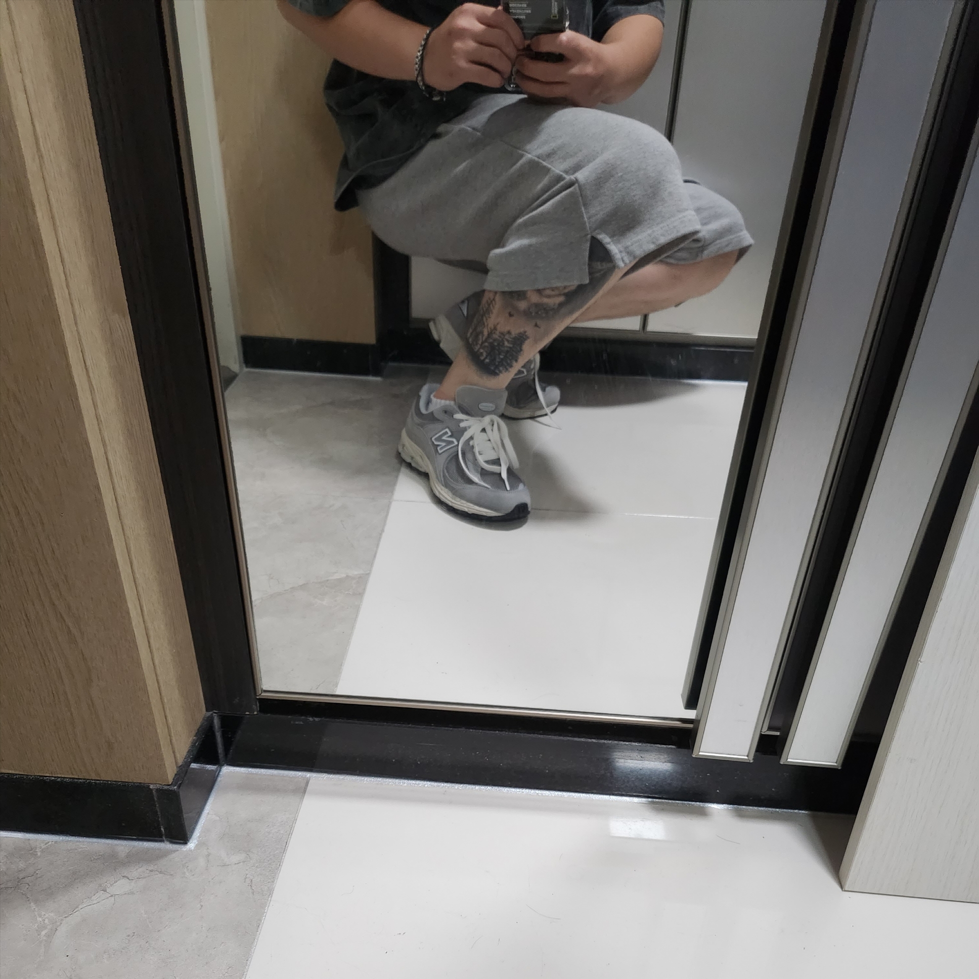 New Balance 2002R Grey 착용 스타일 - 2
