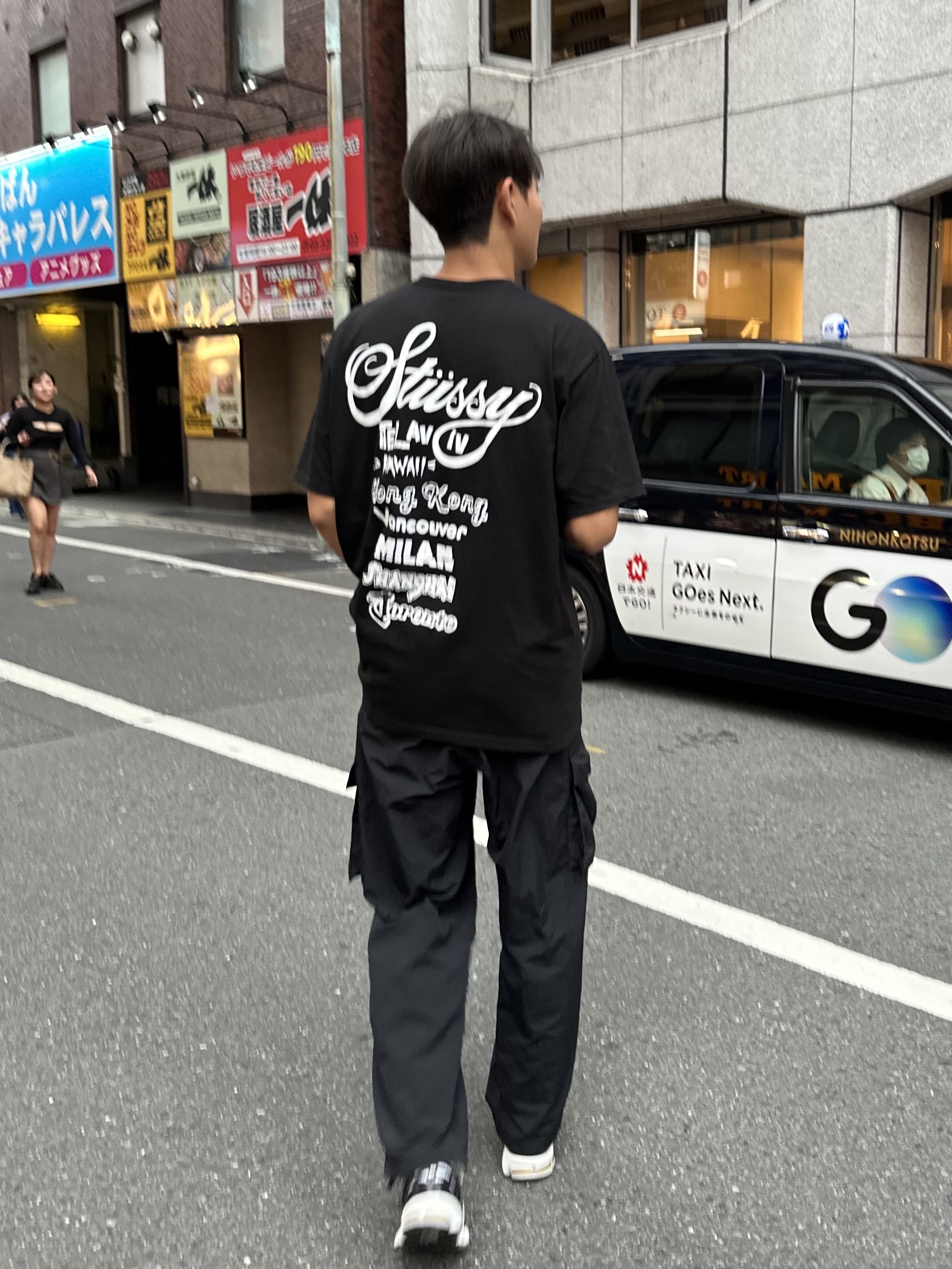 New Balance 1906R White Gold, Stussy Tour T-Shirt Black 착용 스타일 - 2