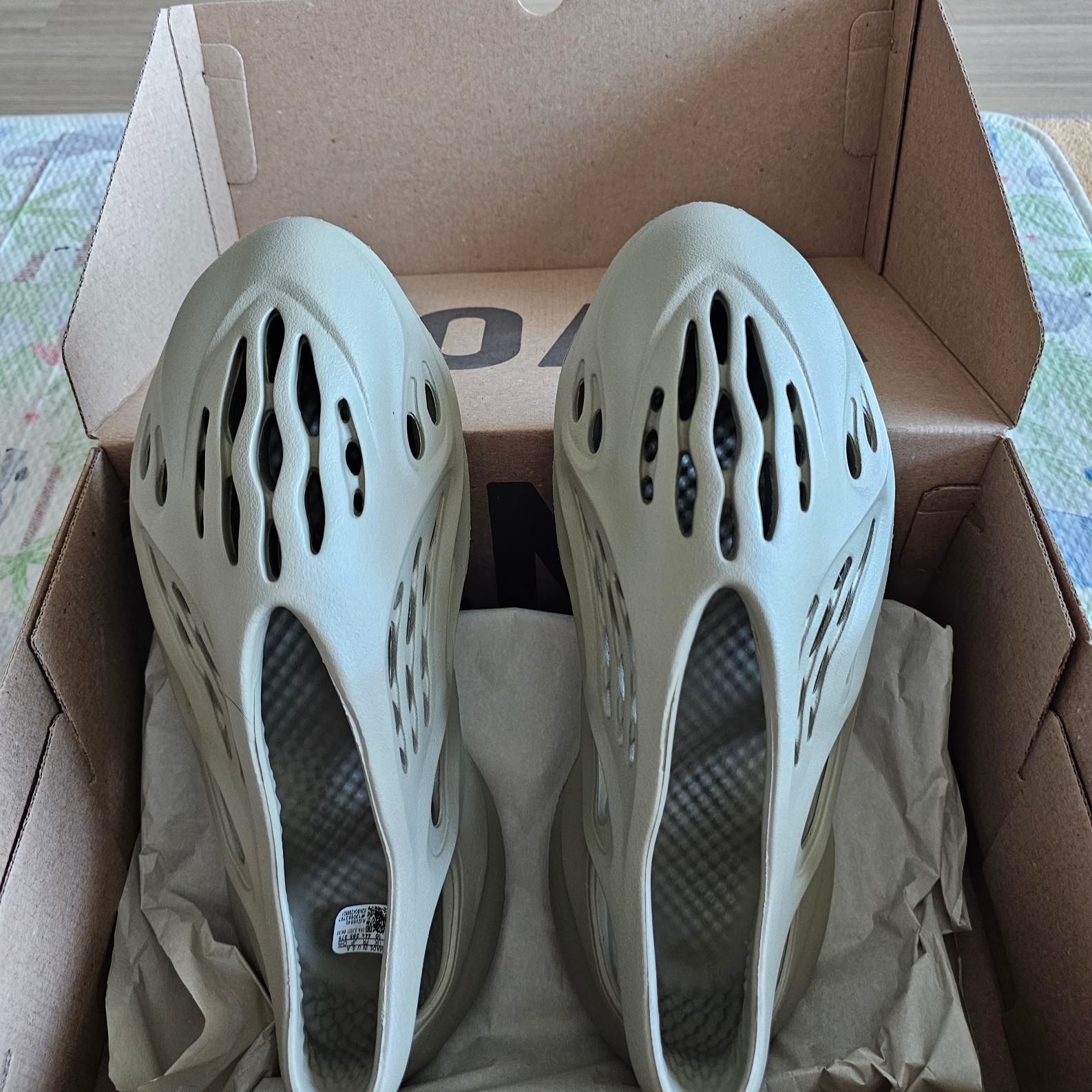 Adidas Yeezy Foam RNNR Stone Salt 착용 스타일 - 1