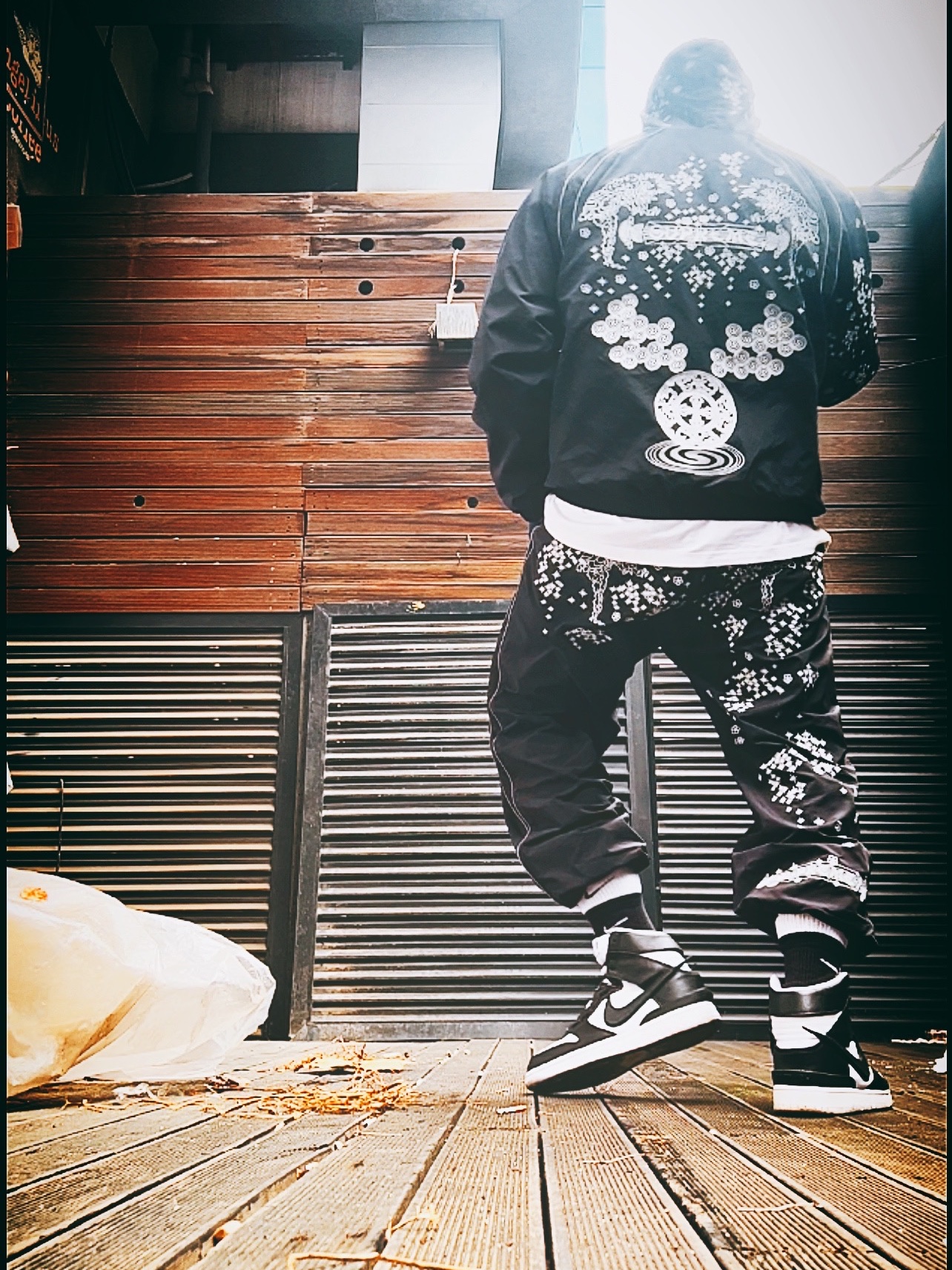 Supreme AOI Glow in the Dark Track Jacket Olive - 22SS, Supreme AOI Glow In The Dark Track Pants Black - 22SS 착용 스타일 - 3