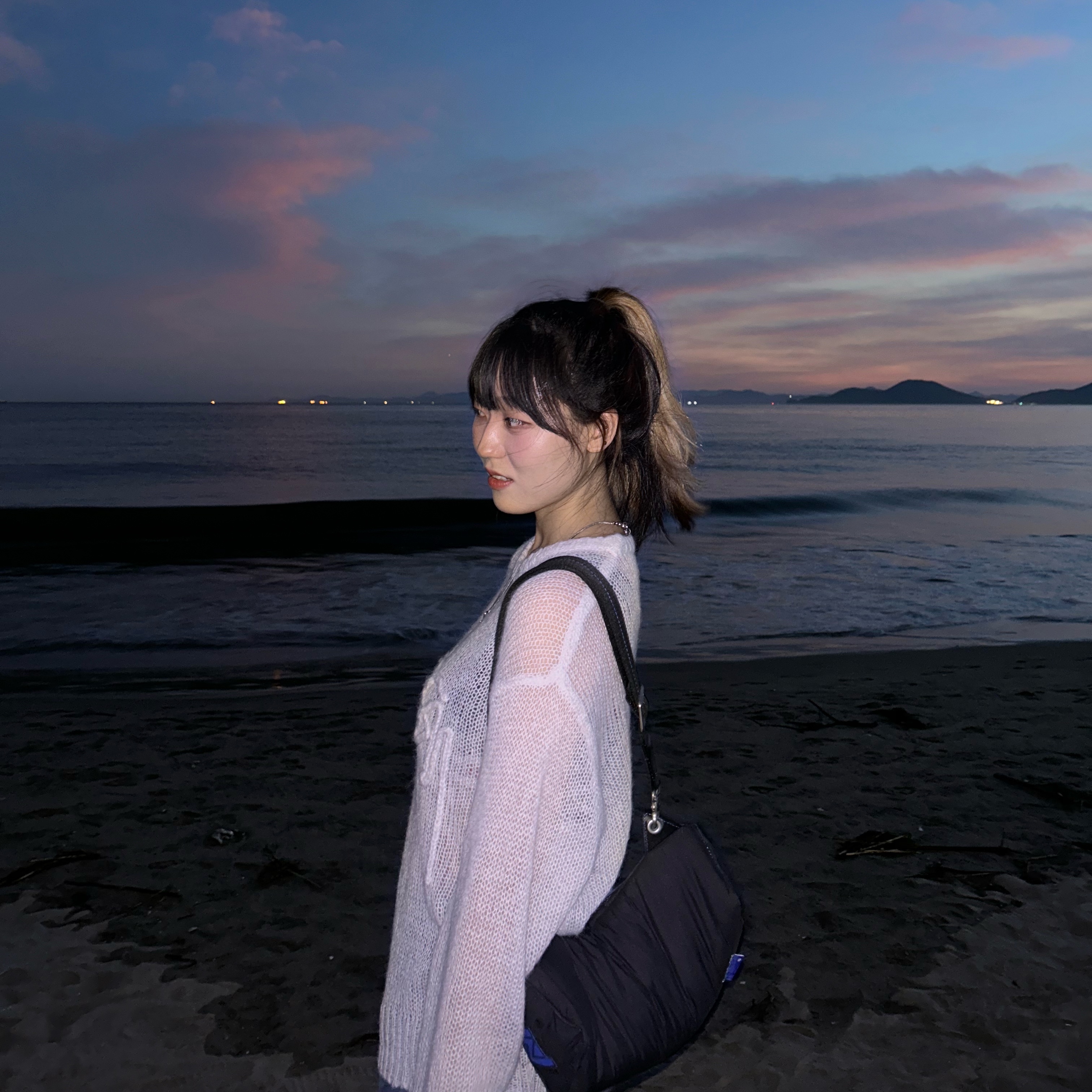 Stussy Loose Knit Logo Sweater Bone, Ader Error x Zara Shoulder Bag Black 착용 스타일 - 3