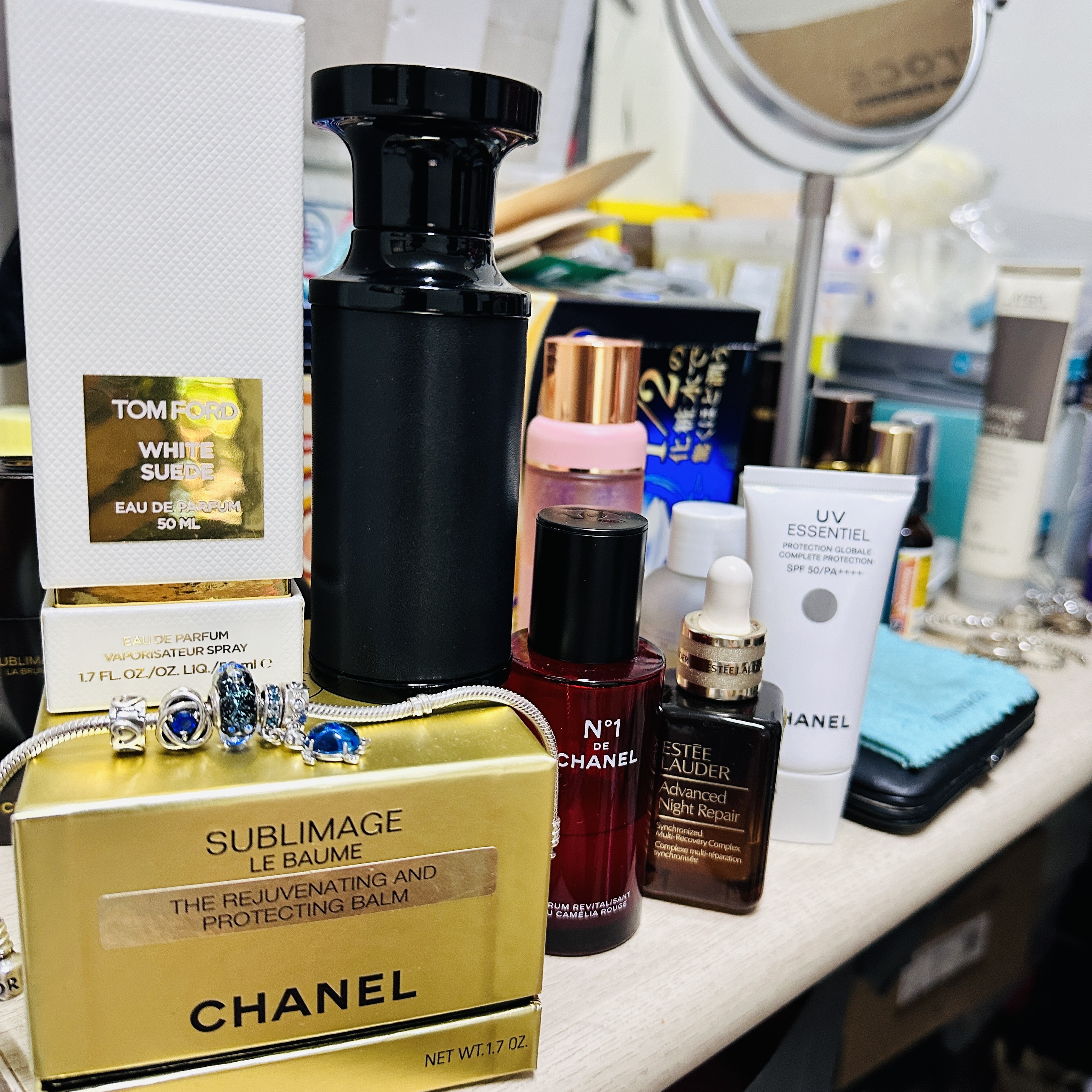 Tom Ford White Suede Eau De Parfum 50ml, Chanel Red Camellia Serum 100ml 착용 스타일 - 1