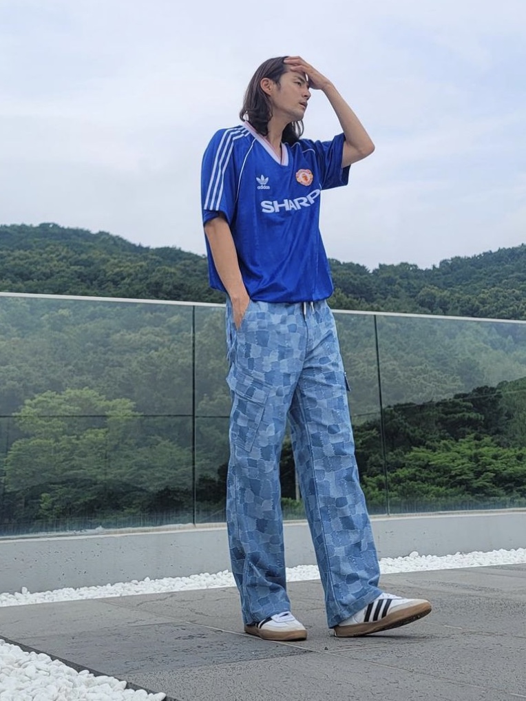 Adidas Manchester United 1988/90 Jersey Collegiate Royal - US Sizing, Supreme Denim Camp Cap Black - 24SS 착용 스타일 - 2