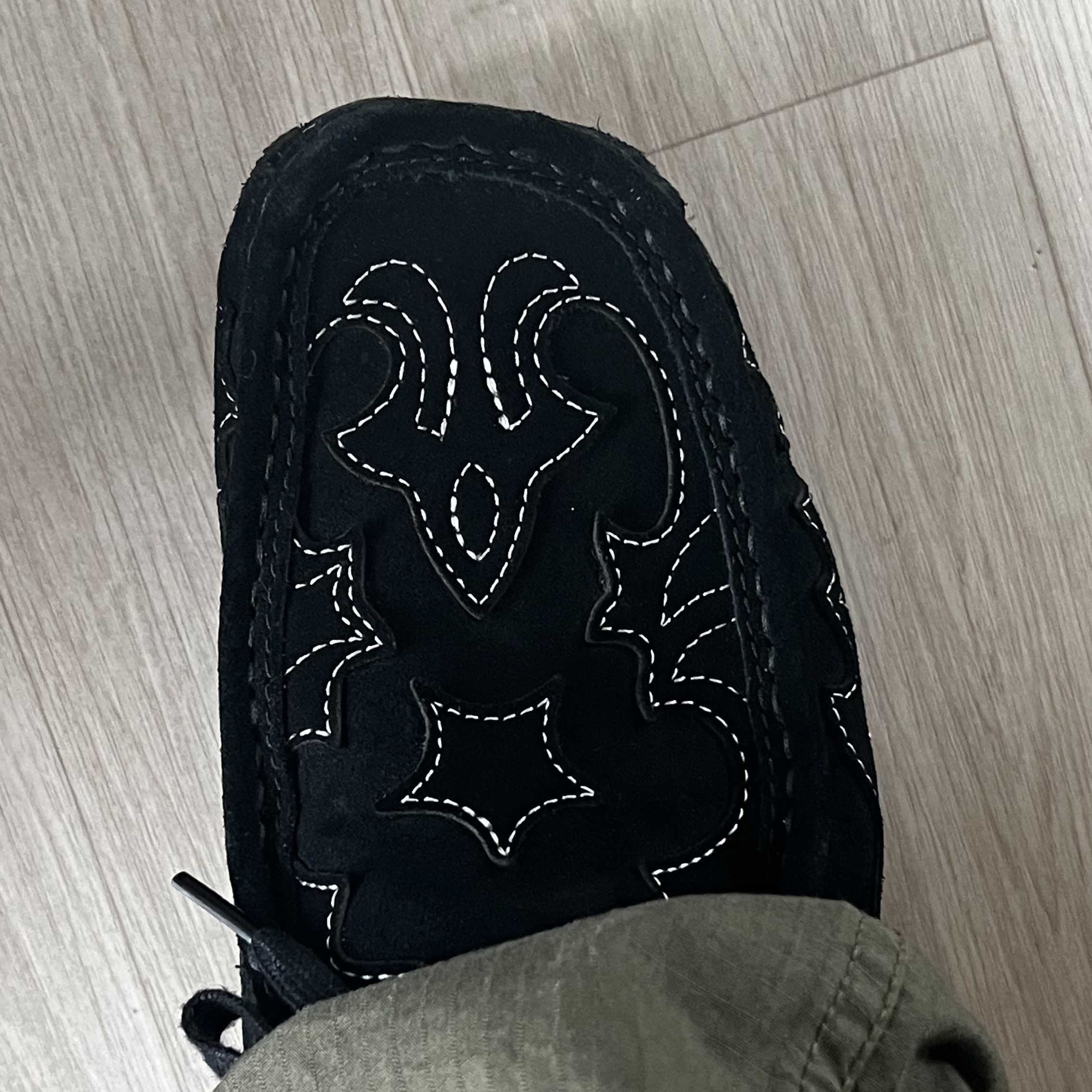Clarks x Supreme Wallabee Black 착용 스타일 - 2