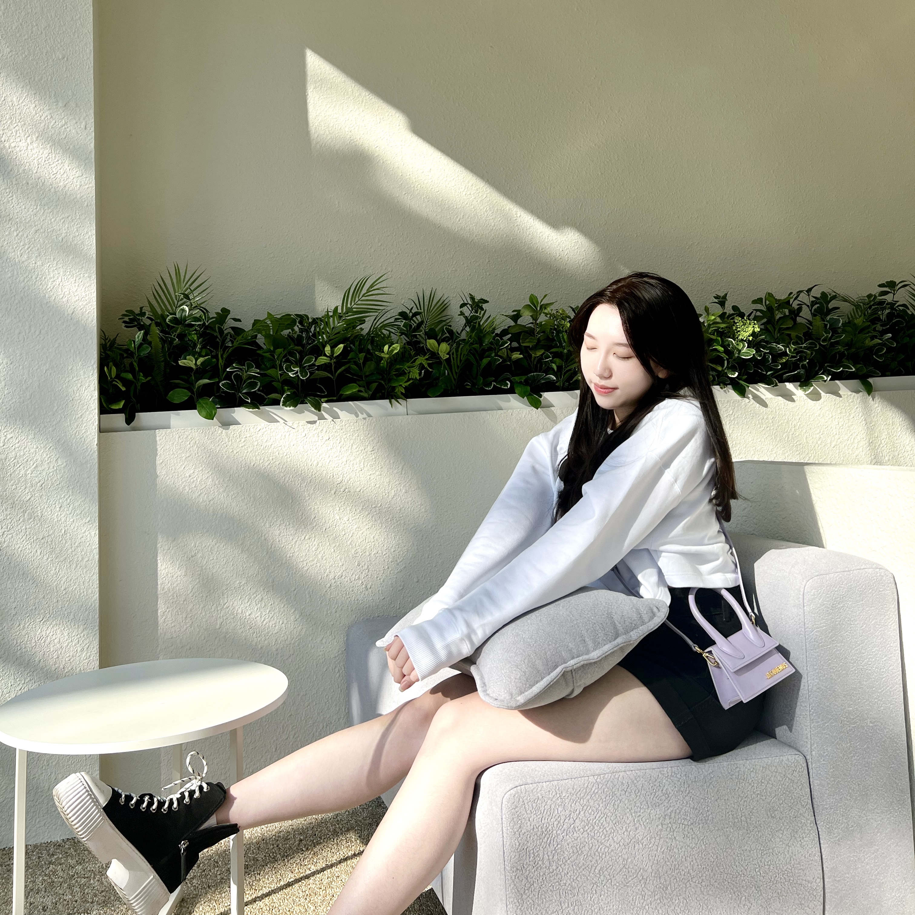 Jacquemus Le Chiquito Signature Leather Mini Handbag Lilac 착용 스타일