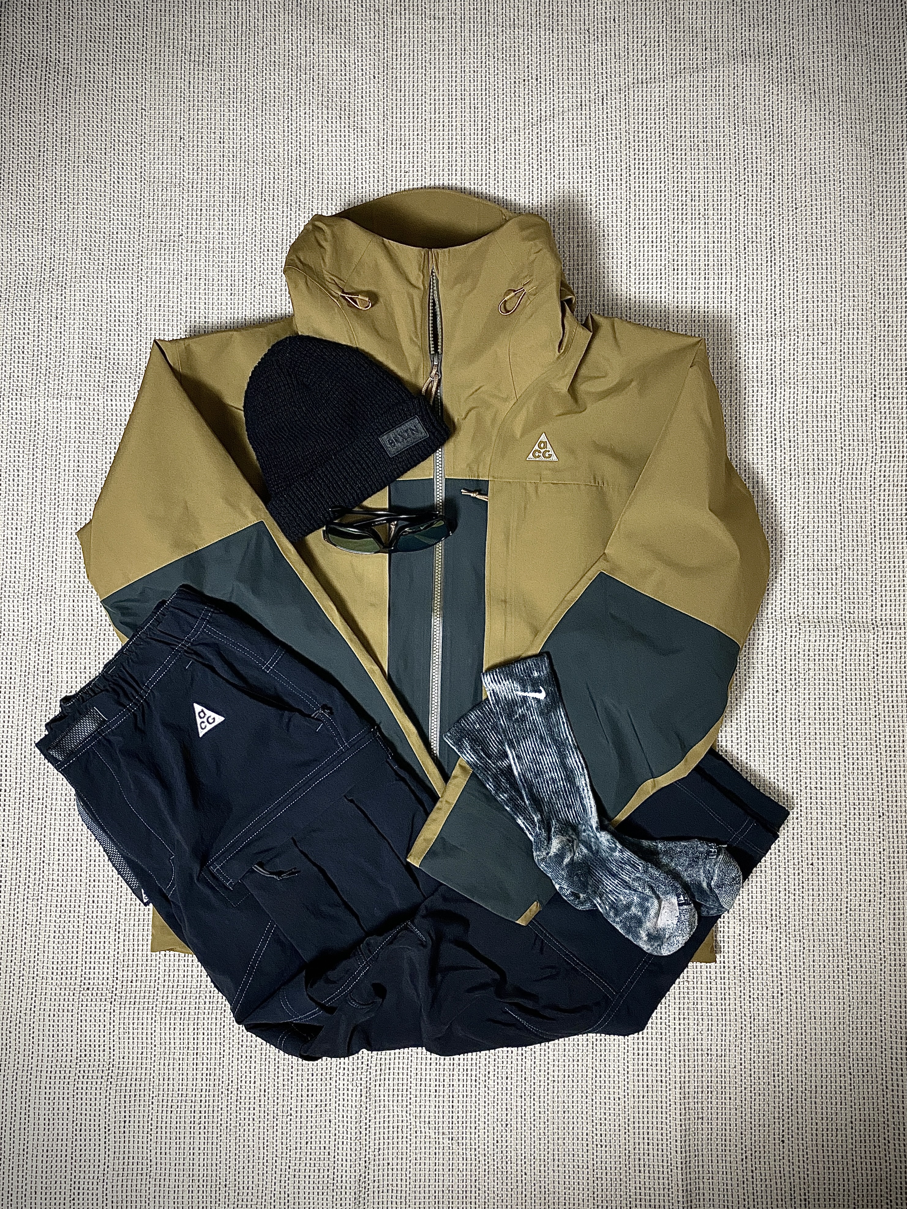 Nike ACG Gore-Tex Misery Ridge Jacket Golden Beige - Asia, Nike ACG Smith Summit Cargo Pants Black Summit White - Asia 착용 스타일 - 4