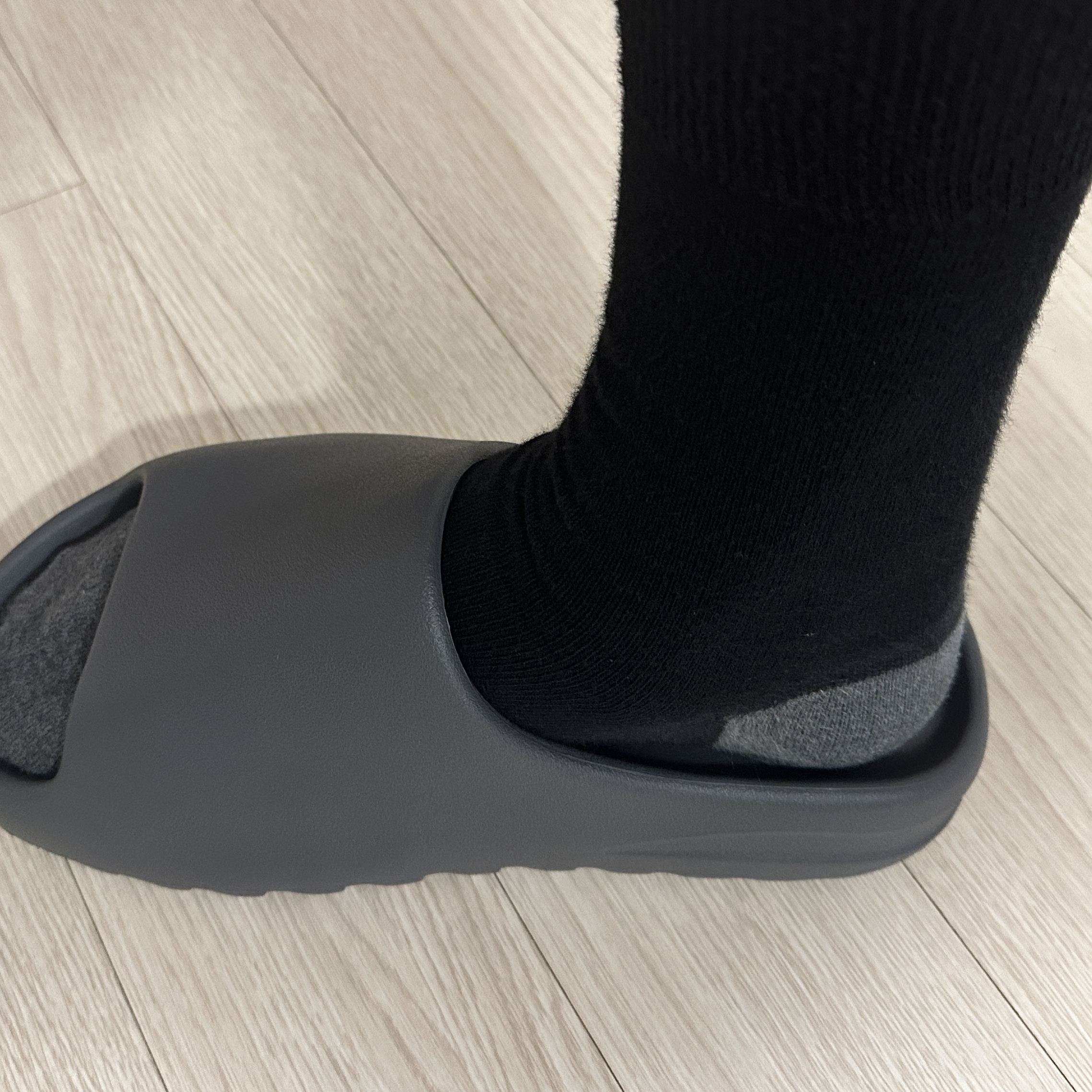 Adidas Yeezy Slide Slate Grey, Adidas Yeezy Foam RNNR Carbon 착용 스타일 - 3