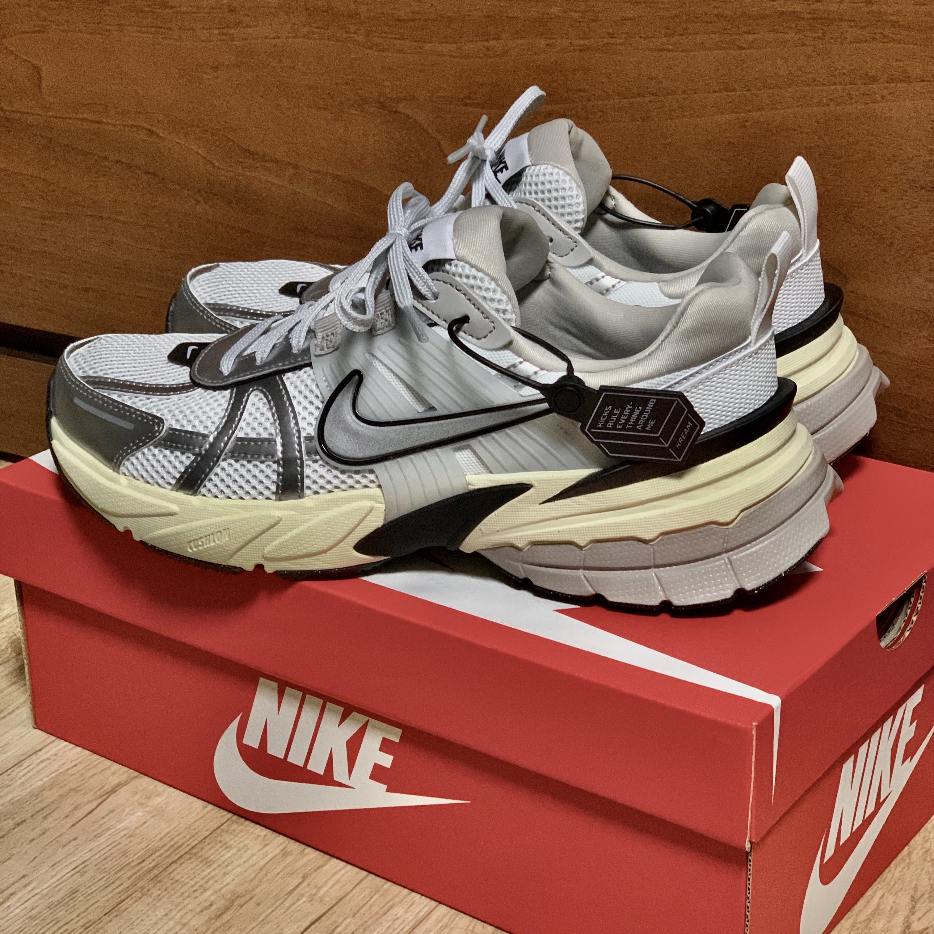 Nike V2K Run Summit White Metallic Silver 착용 스타일