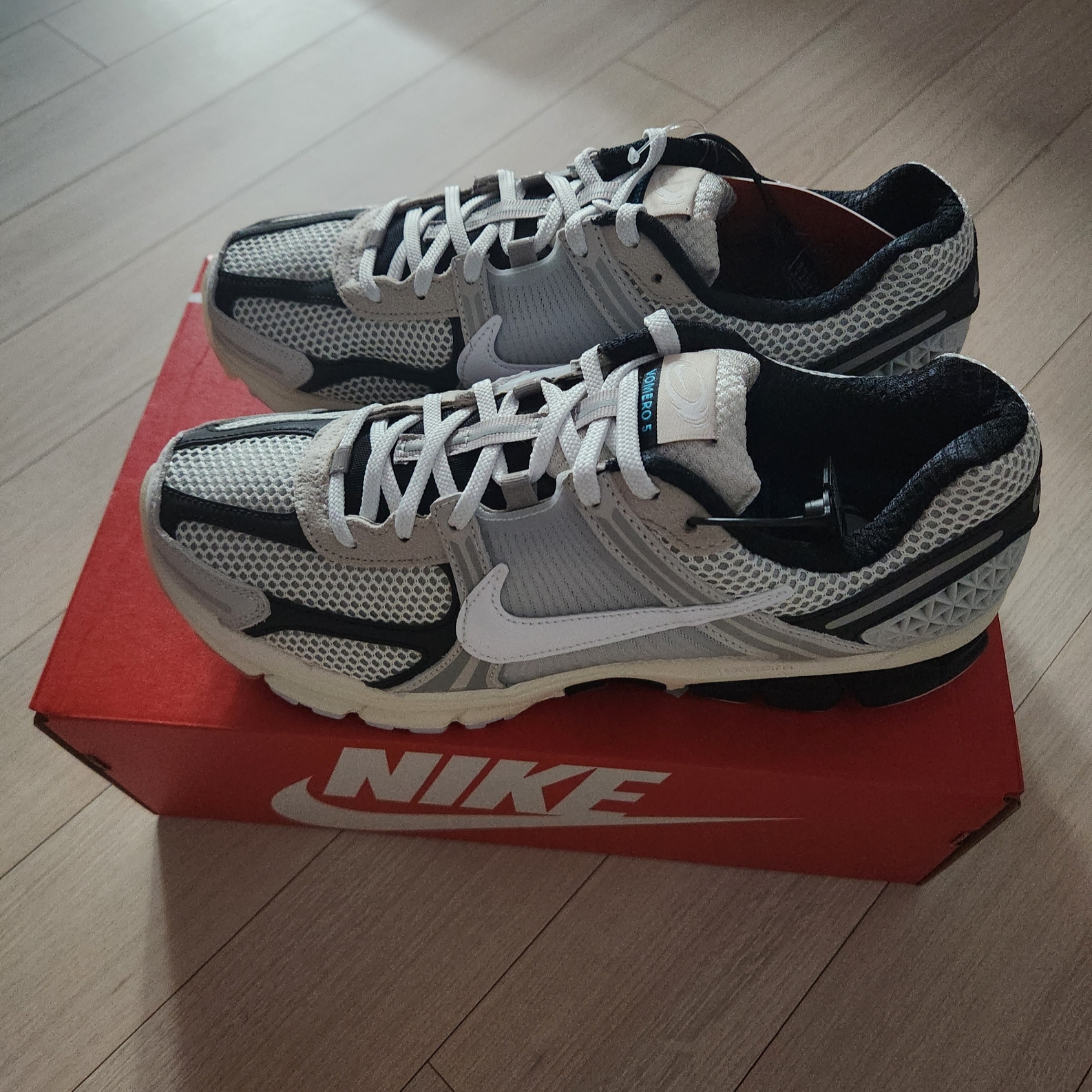 Nike Zoom Vomero 5 Light Bone and Black 착용 스타일 - 1