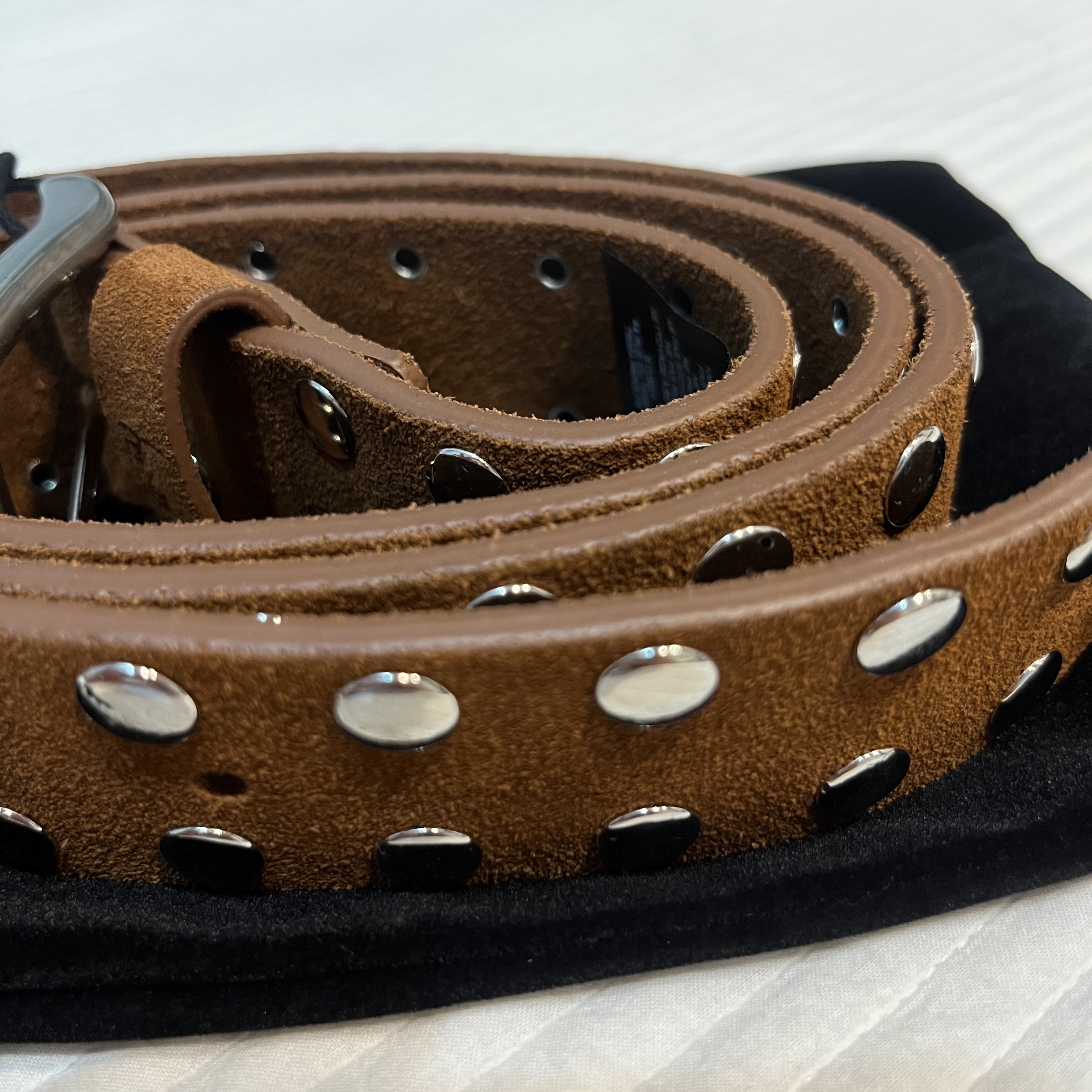 Stussy 8 Ball Studded Belt Brown Suede 착용 스타일