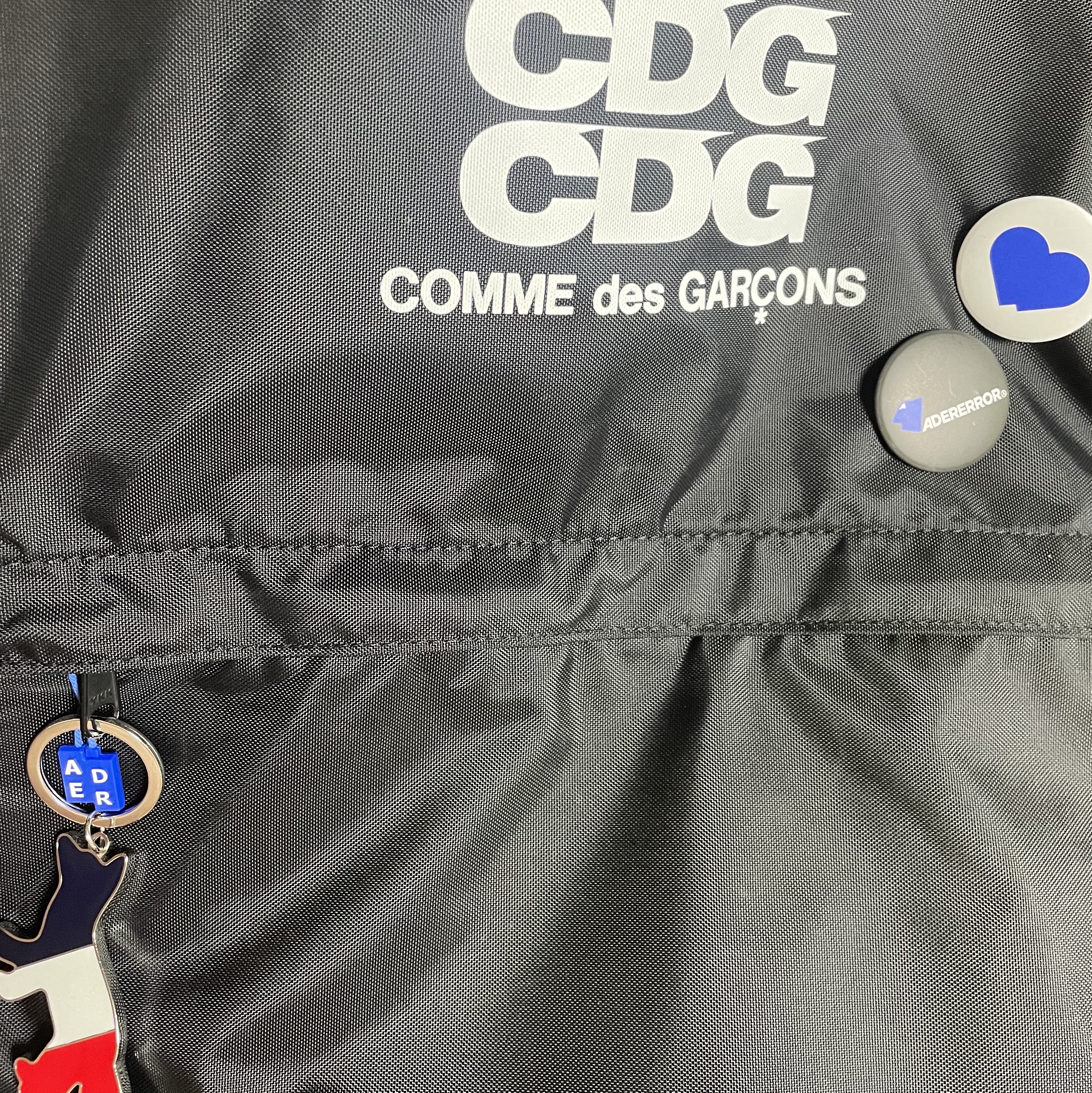 CDG Backpack Black, Maison Kitsune Tricolor Fox Metal Keyring Multicolor 착용 스타일