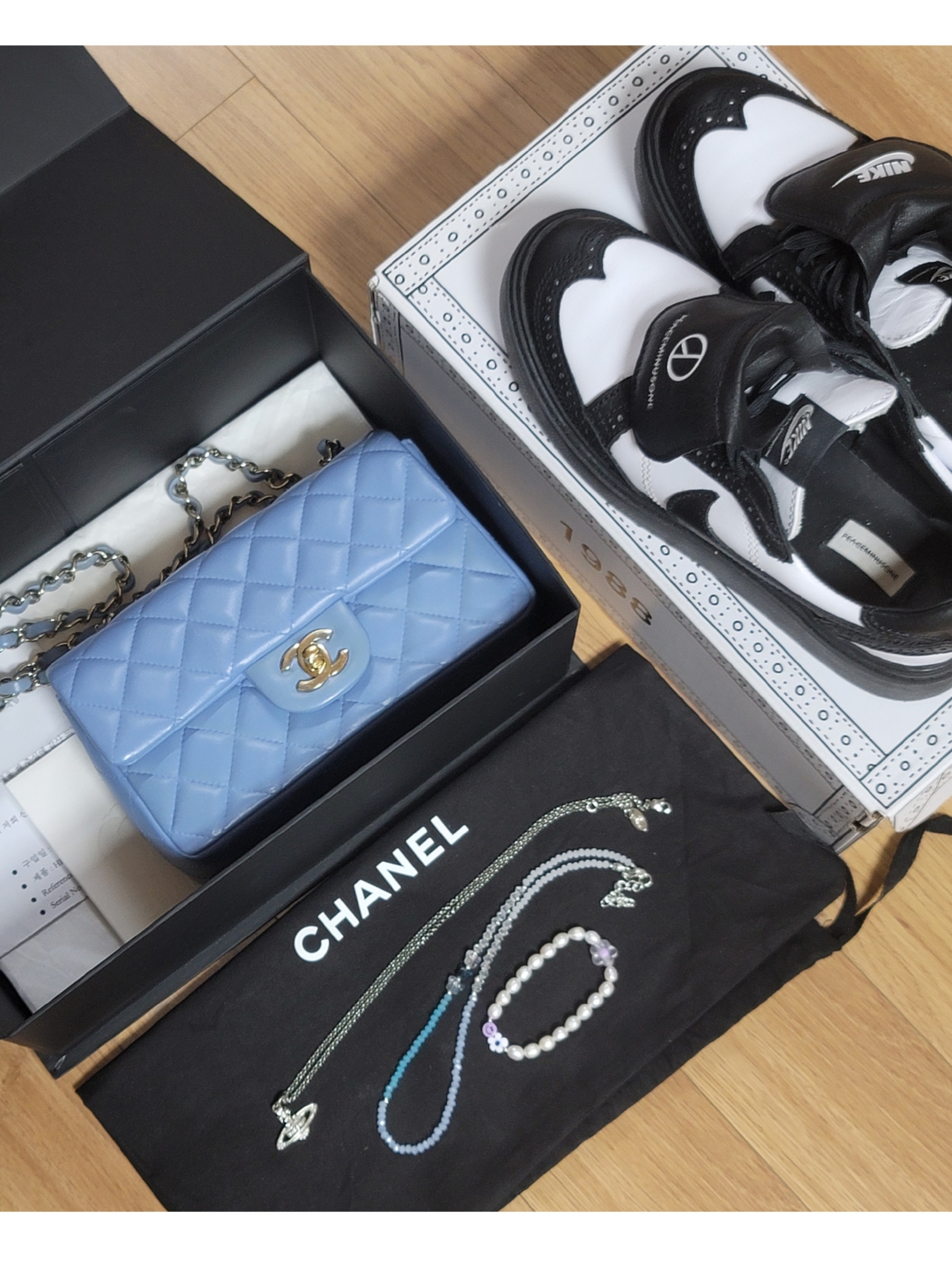 Vivienne Westwood Mini Bas Relief Pendant Silver, Chanel Mini Flap Bag Lambskin & Silver Black 착용 스타일 - 2