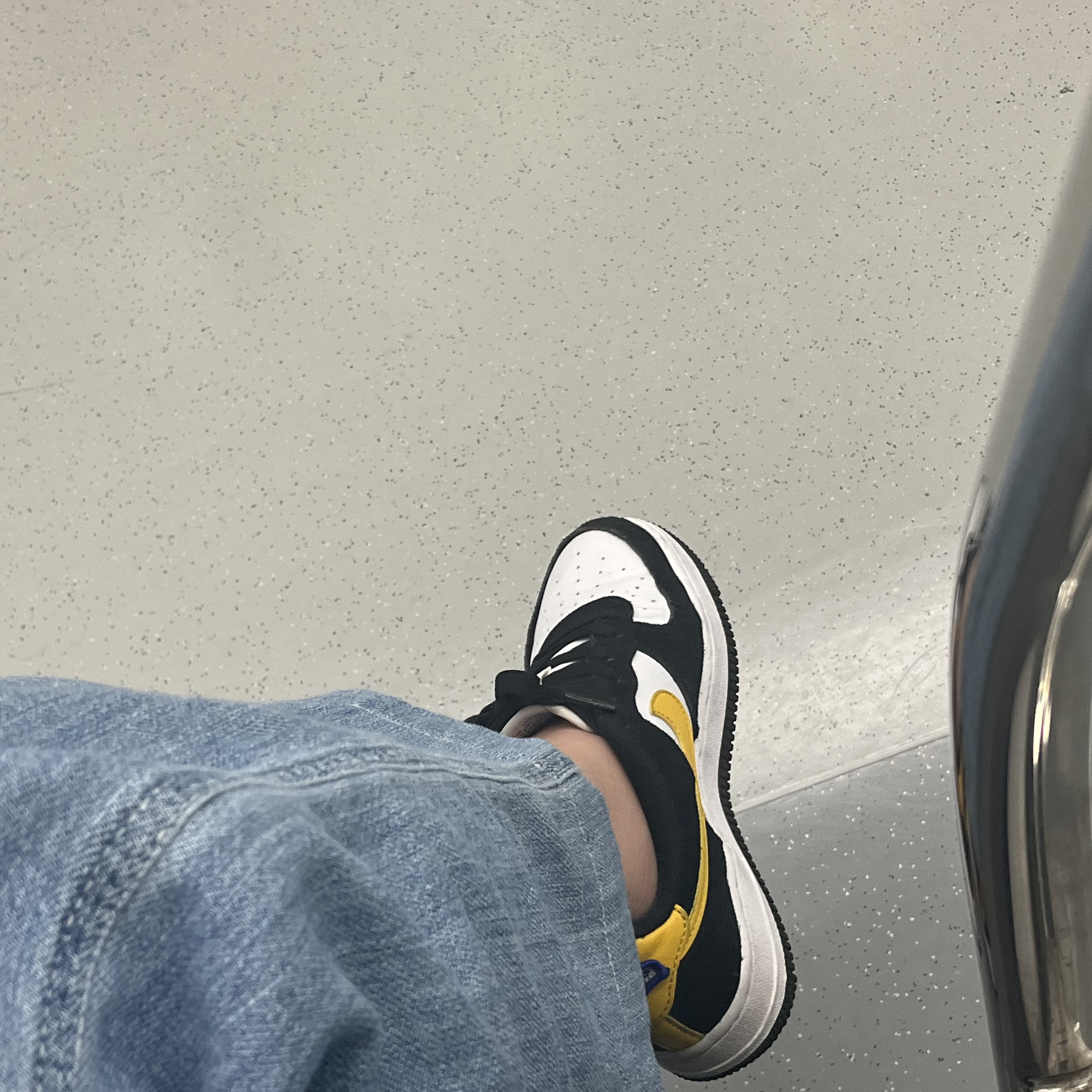 (GS) Nike Air Force 1 LV8 Athletic Club Black Dark Sulfur 착용 스타일