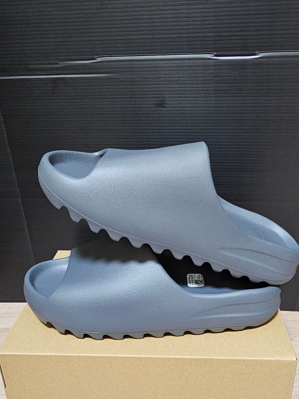 Adidas Yeezy Slide Slate Grey 착용 스타일 - 2