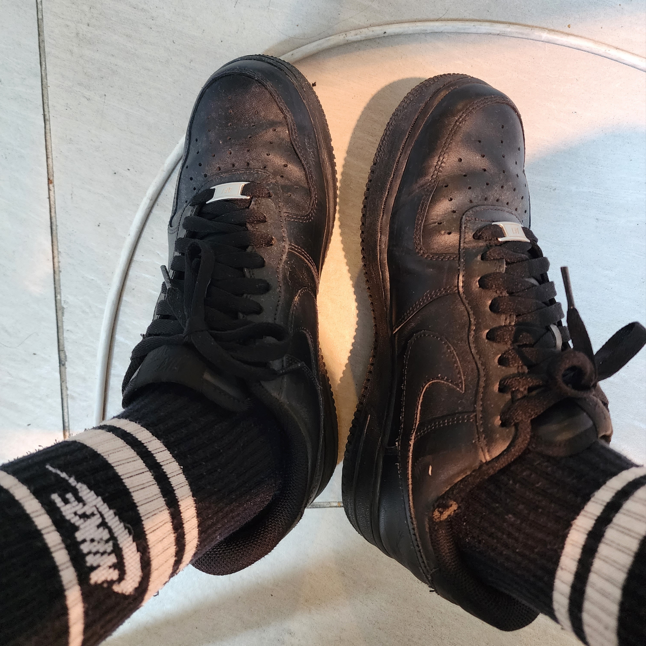 Nike Air Force 1 '07 Low Triple Black 착용 스타일