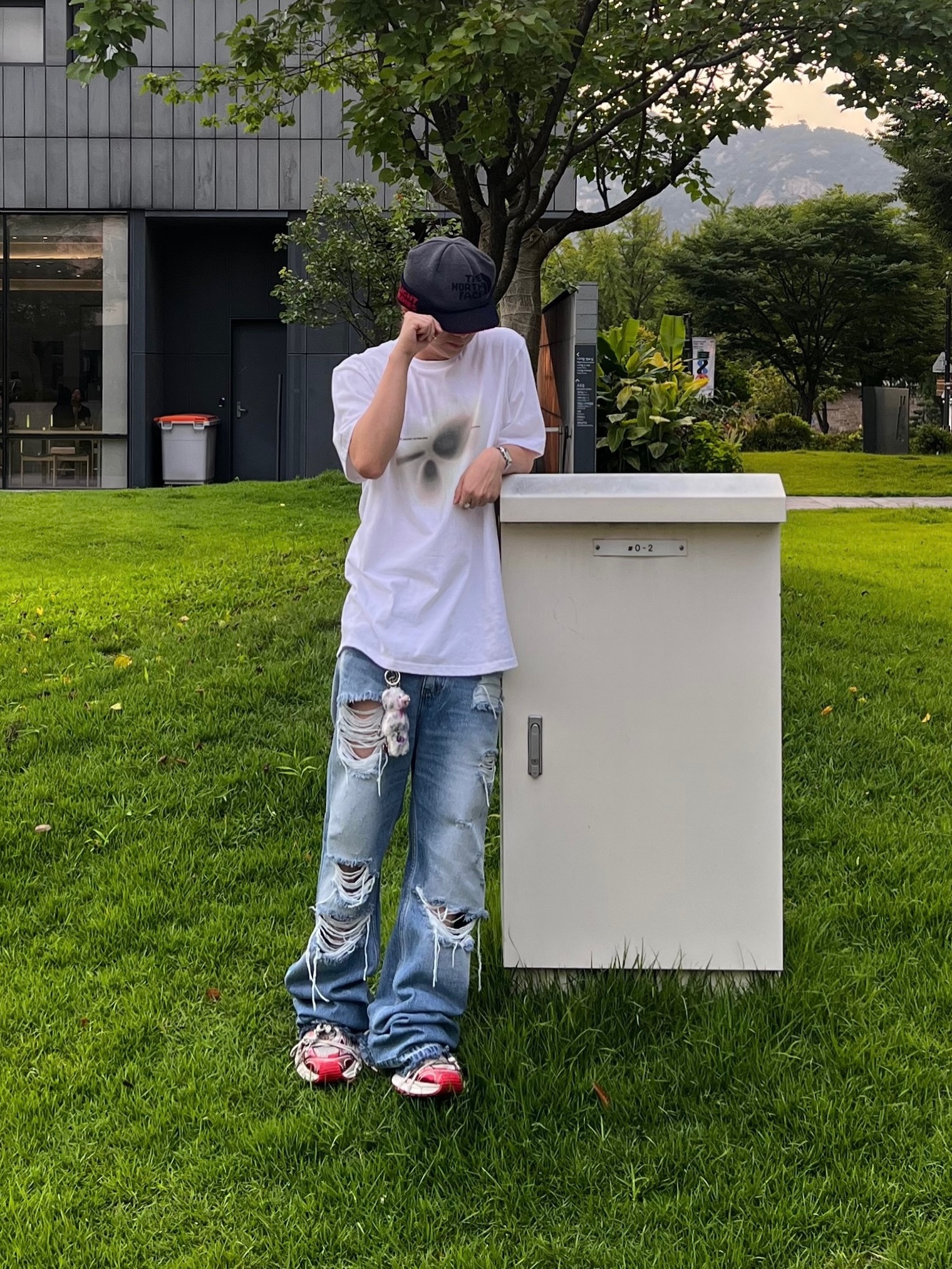 Balenciaga 3XL Sneakers White Red 착용 스타일 - 3