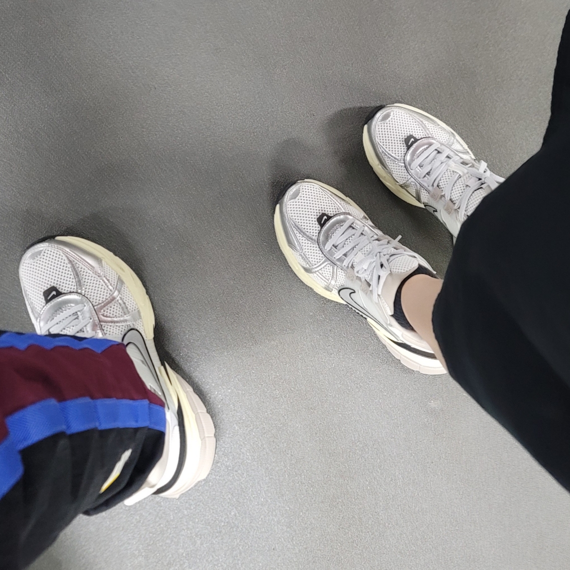 Nike V2K Run Summit White Metallic Silver 착용 스타일