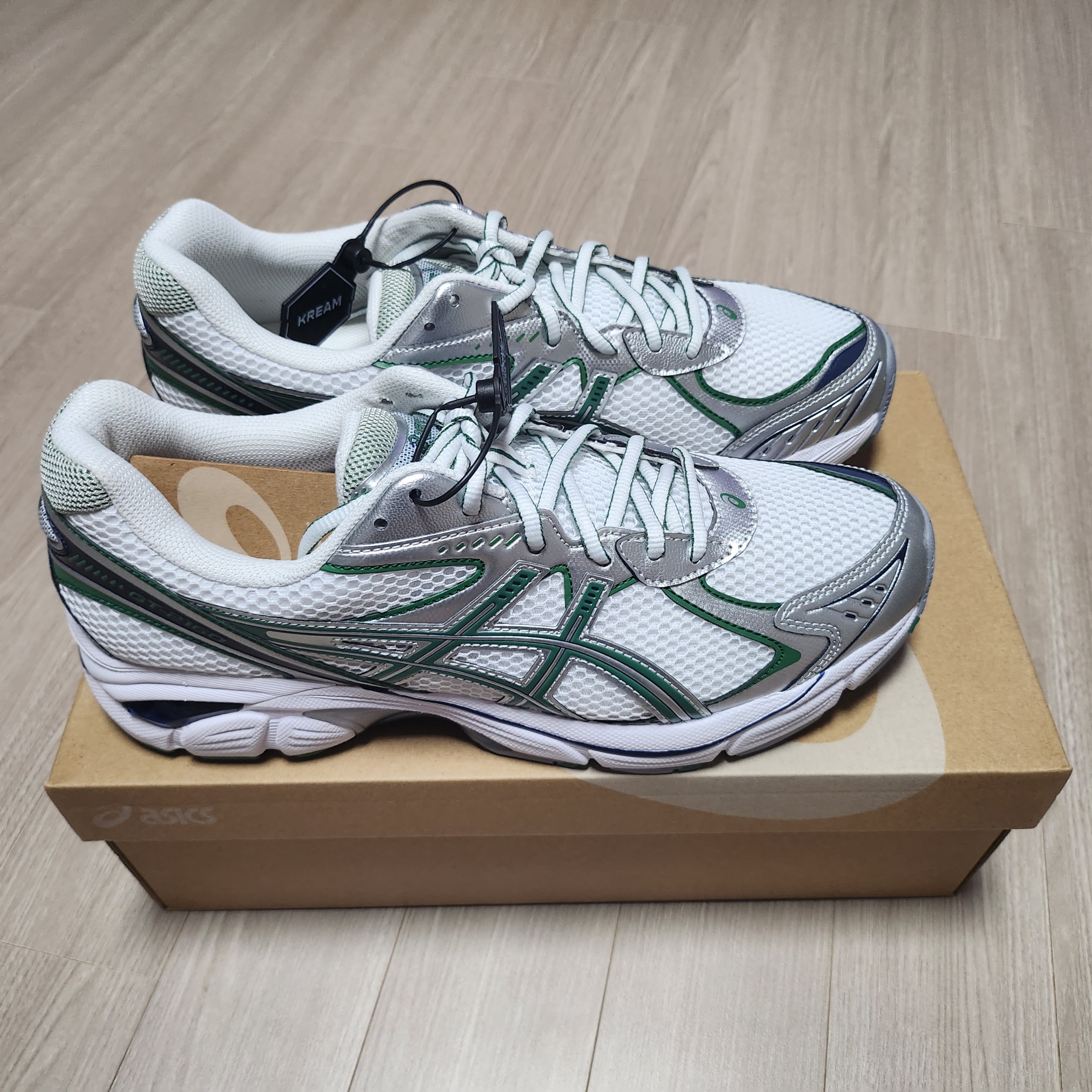 Asics GT-2160 White Shamrock Green 착용 스타일