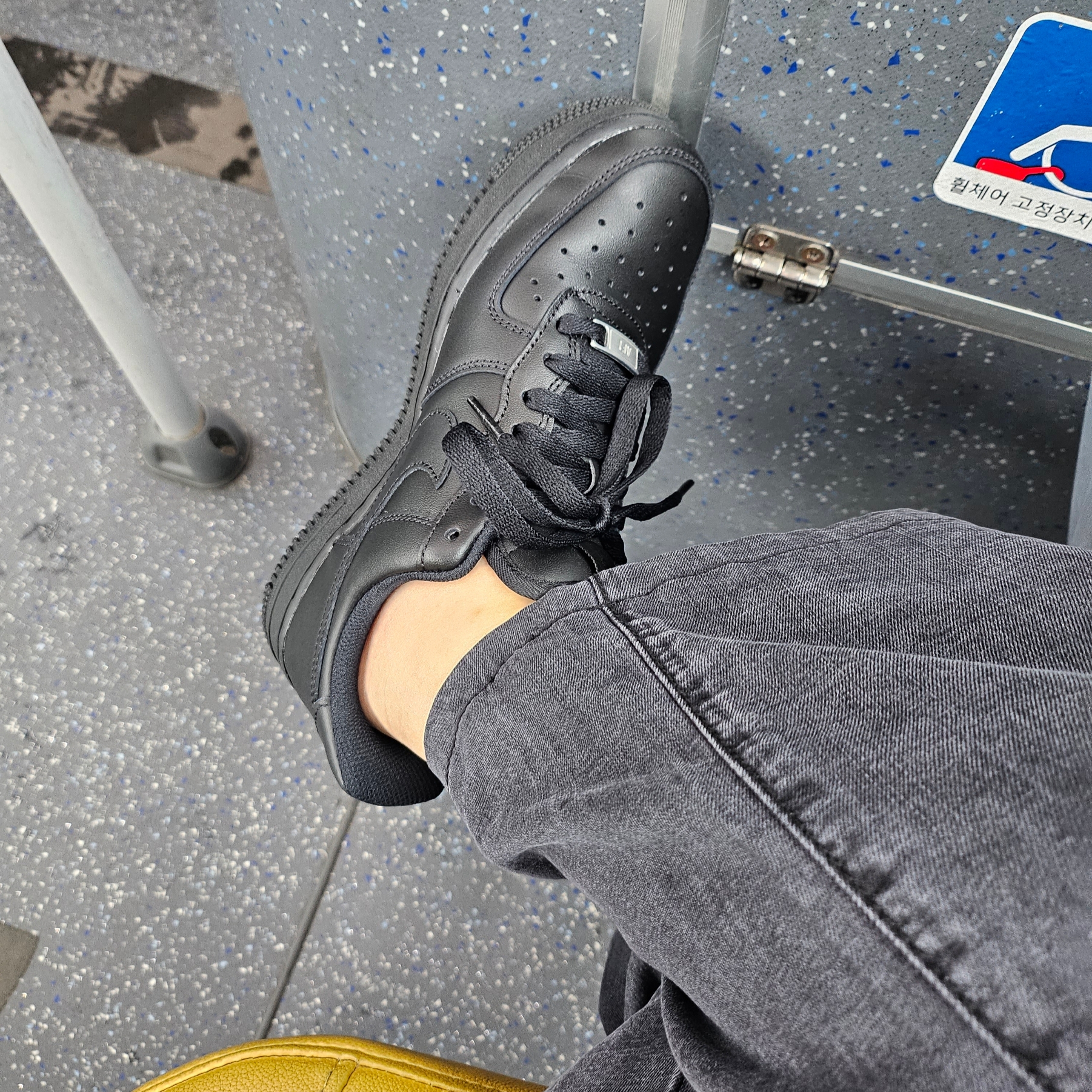 (W) Nike Air Force 1 '07 Low Triple Black 착용 스타일 - 2