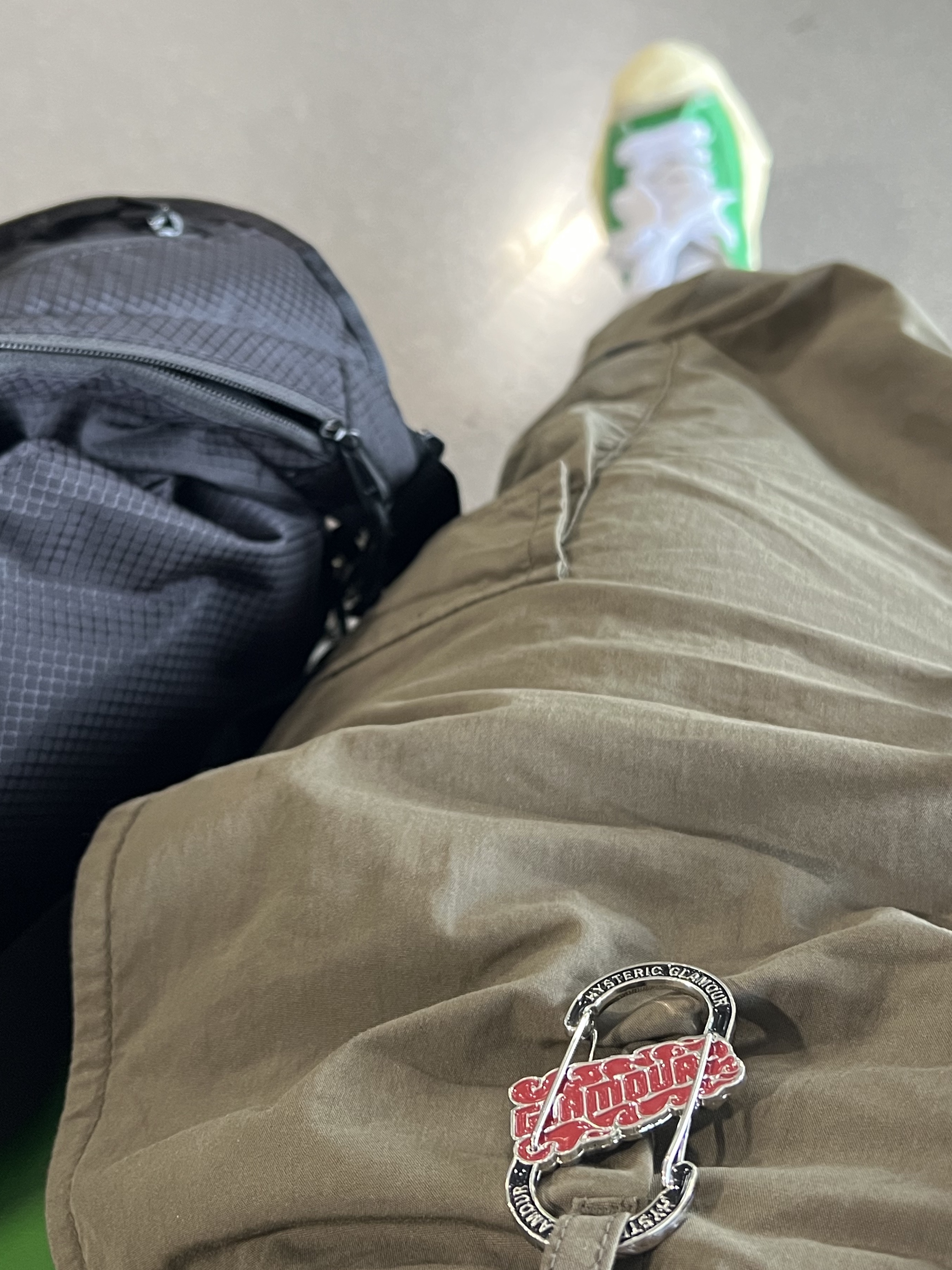 Hysteric Glamour Flame Logo Carabiner Keychain Black, Maison Mihara Yasuhiro Hank VL OG Sole Canvas Low-top Sneakers Green 착용 스타일