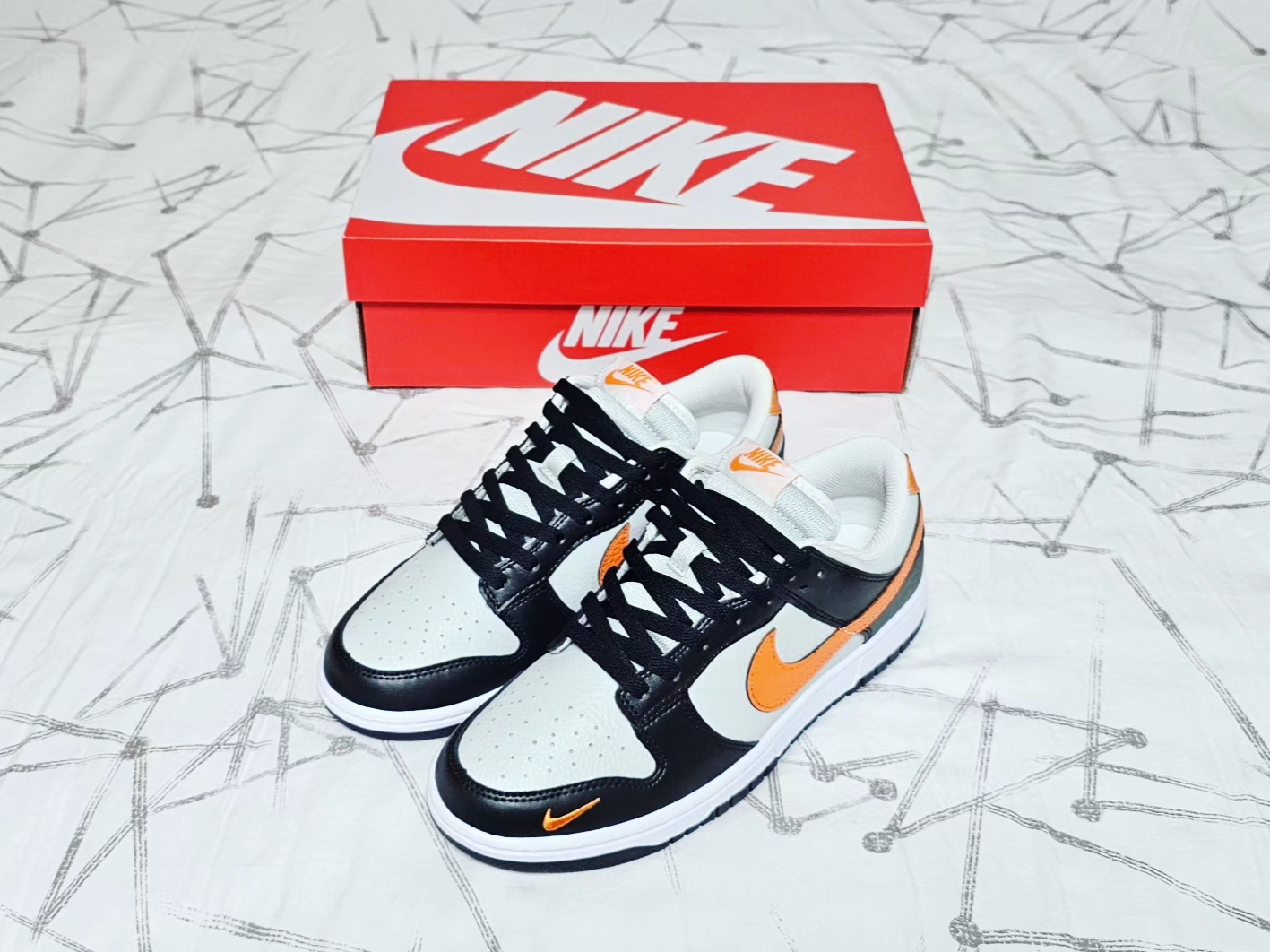 Nike Dunk Low Black Orange 착용 스타일 - 1