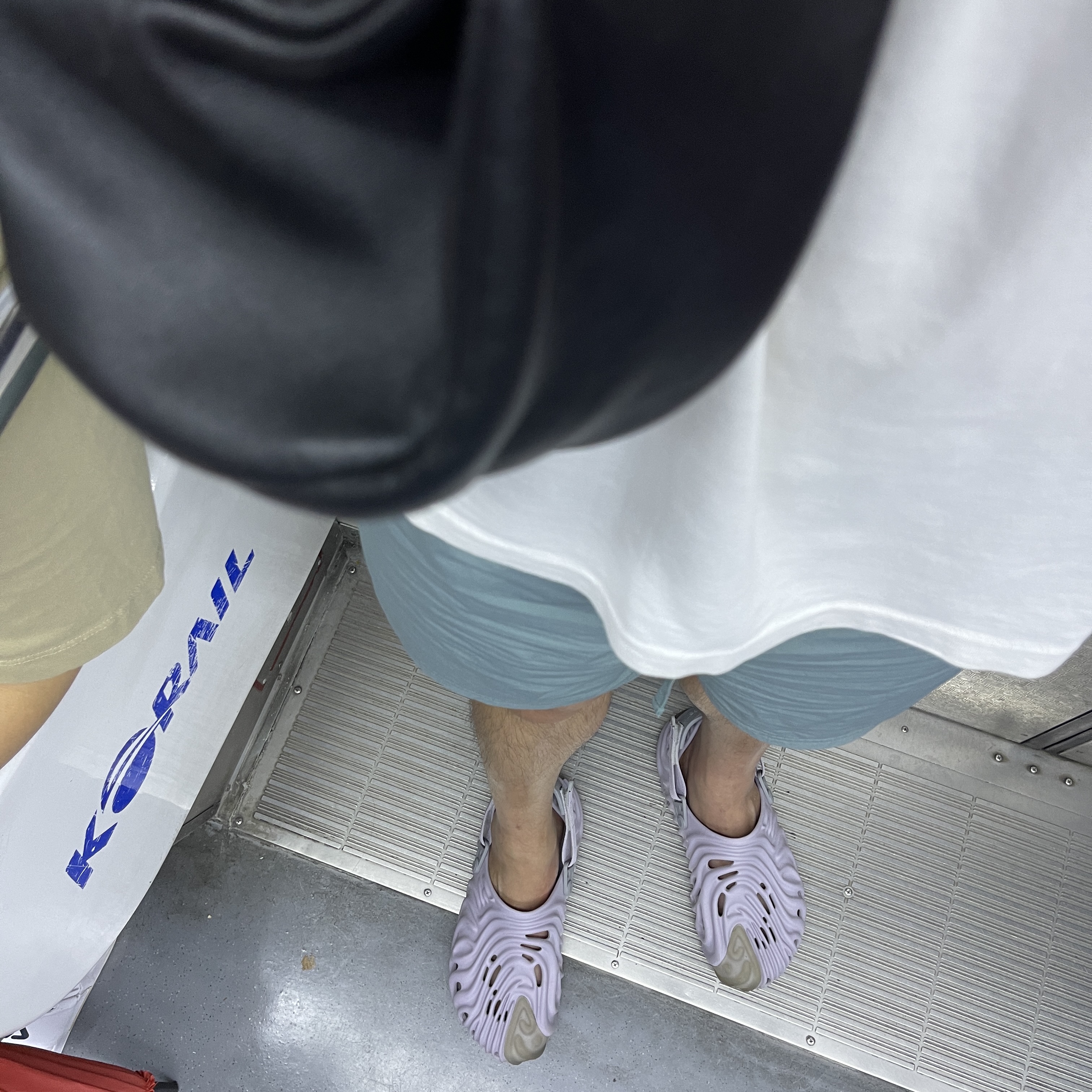 Crocs x Salehe Bembury Pollex Clog Urchin, COS Leather Crossbody Bag Black 착용 스타일