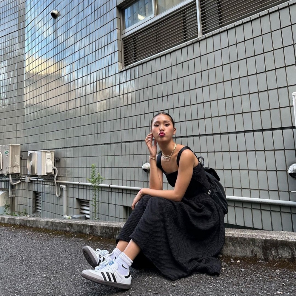 Adidas Samba OG Cloud White, Prada Re-Nylon Medium Backpack Black 착용 스타일 - 2