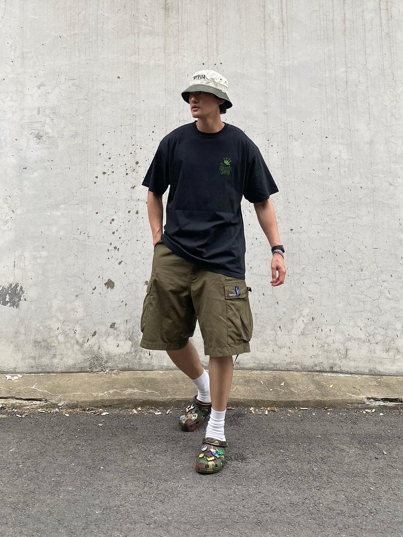 Crocs x Palace Classic Clog Woodland Camo 착용 스타일 - 1