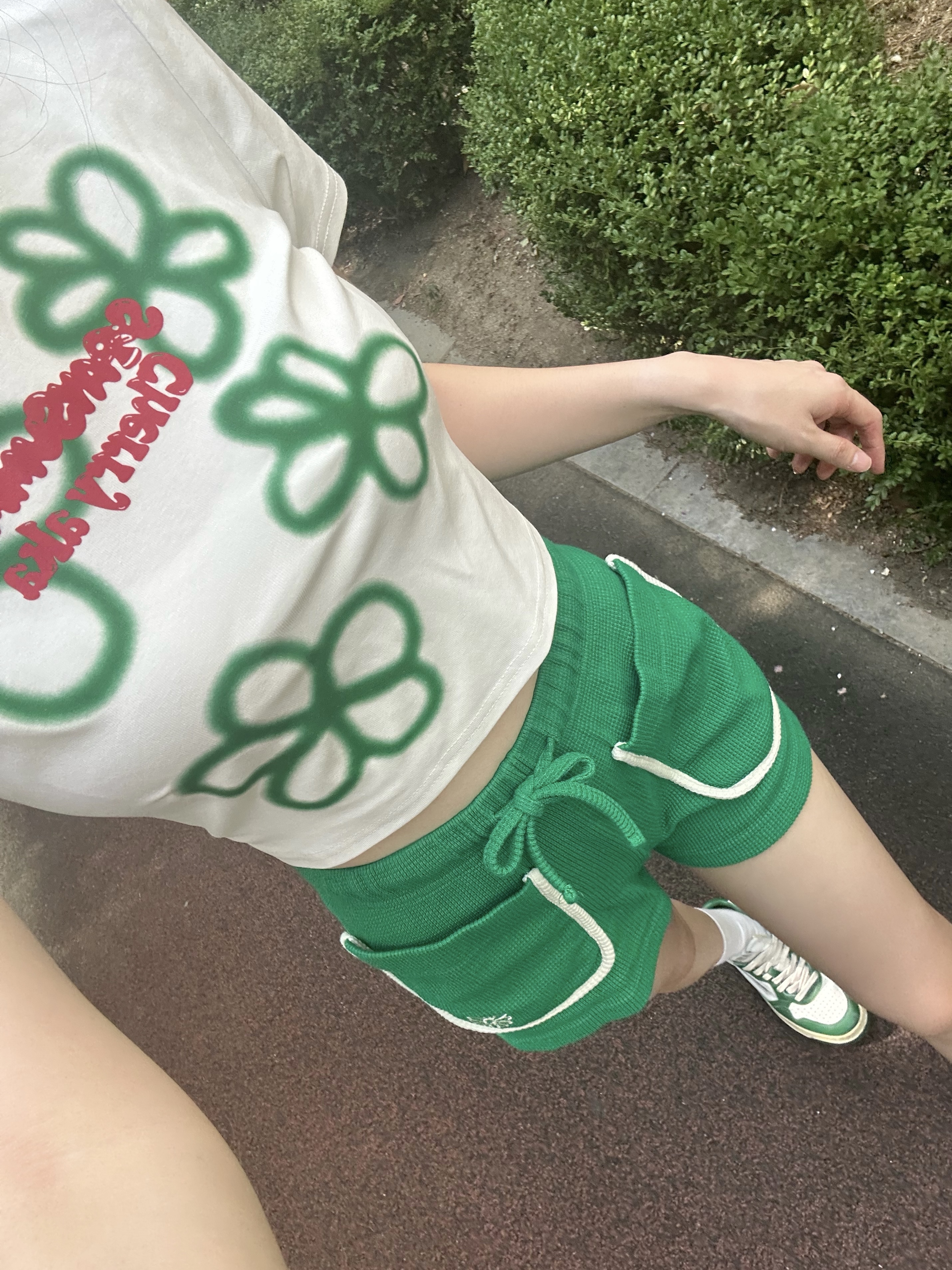 (W) Autry Medalist Low Leather Sneakers Green White 착용 스타일 - 3