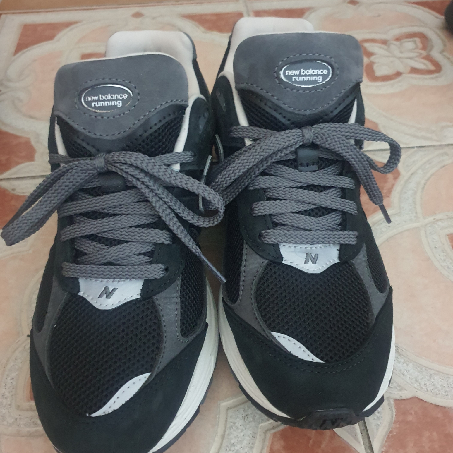 New Balance 2002R Premium Vintage Black 착용 스타일