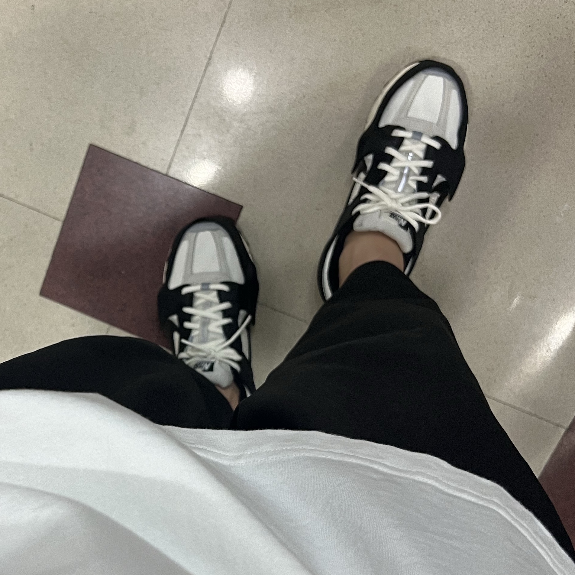 (W) Nike Zoom Vomero 5 Wolf Grey and Black 착용 스타일