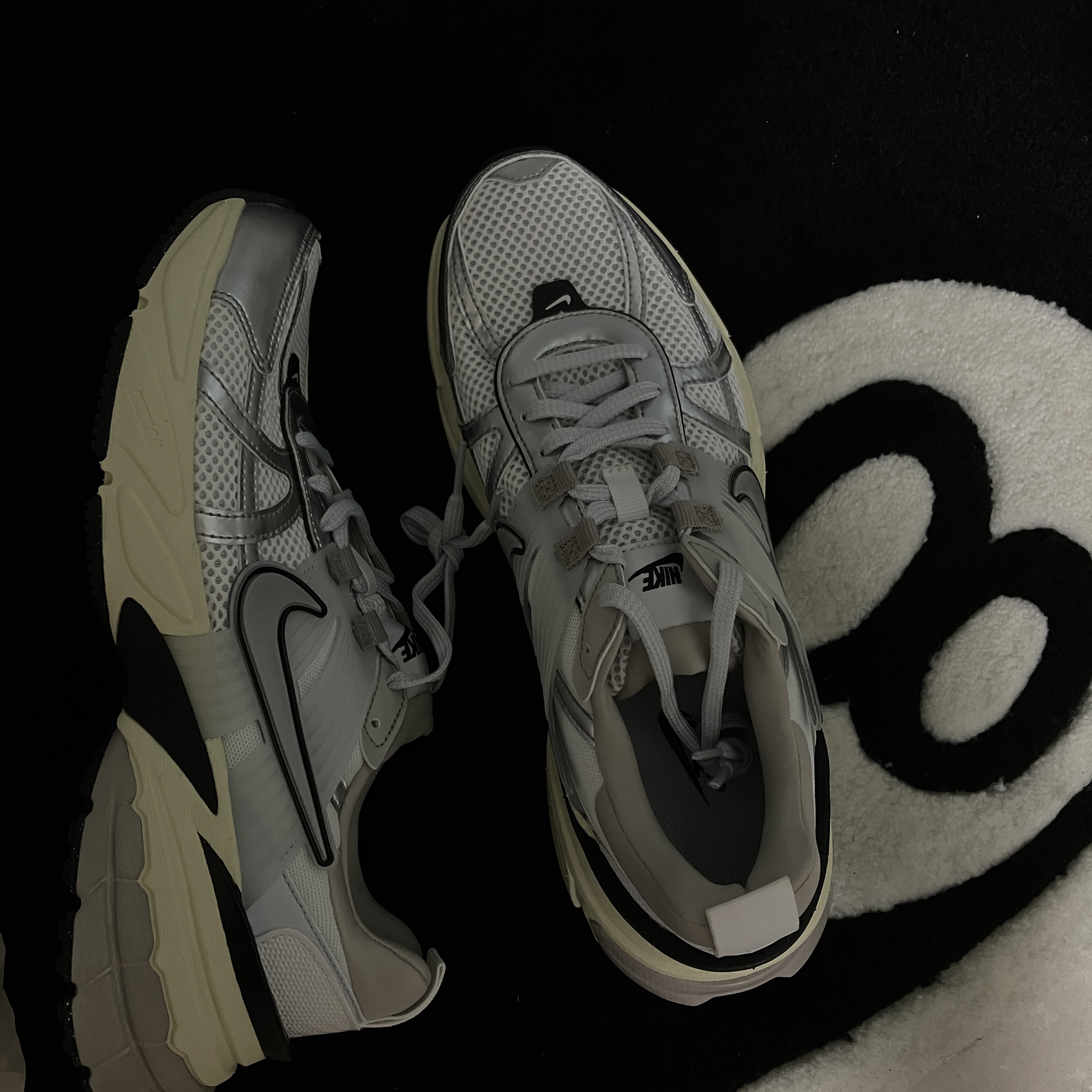 Nike V2K Run Summit White Metallic Silver 착용 스타일
