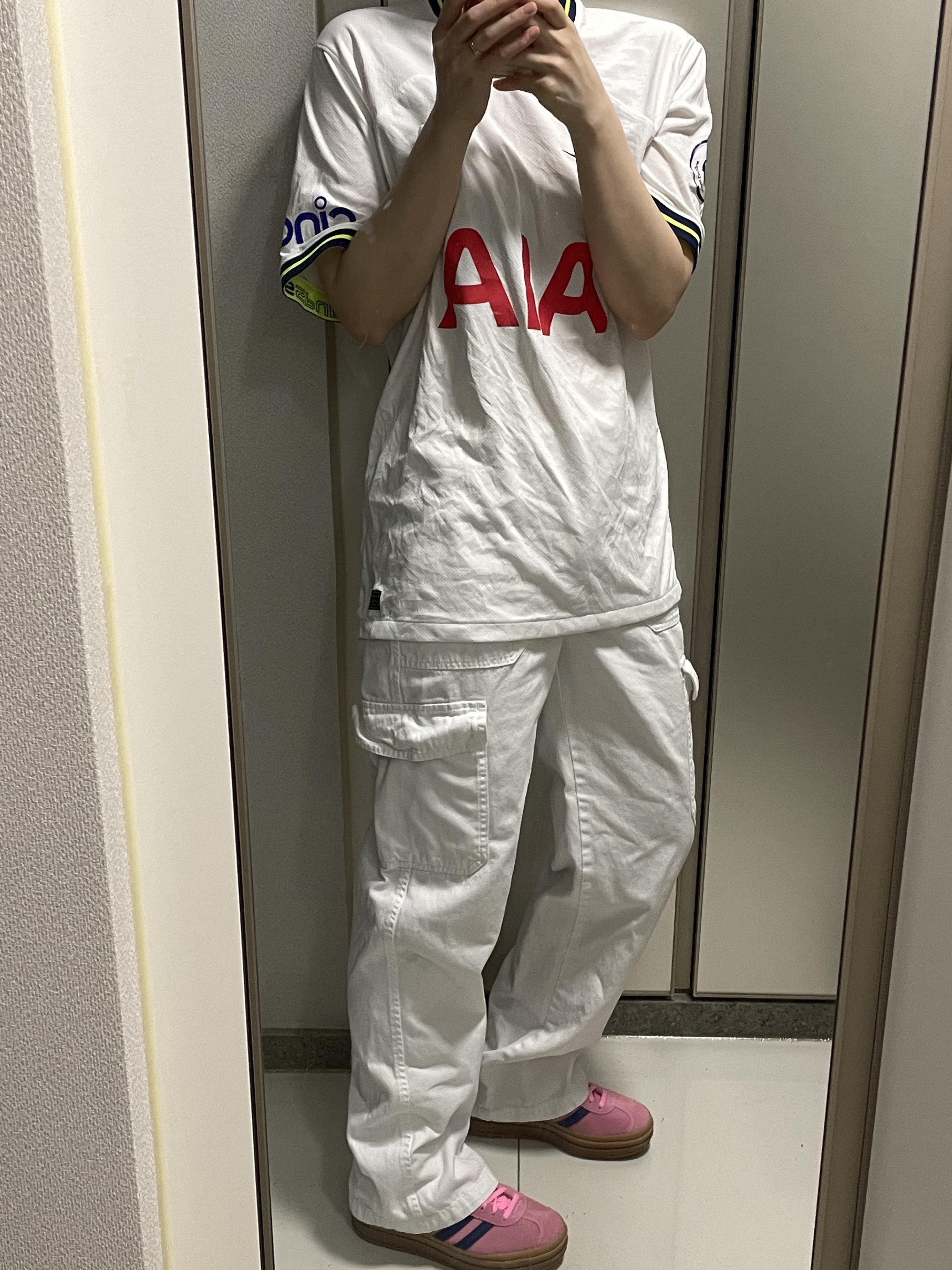 (W) Adidas Gazelle Bold Pink Glow Victory Blue, Nike Tottenham Hotspur 2022/23 Dri-Fit Stadium Home Jersey White (Non Marking Ver.) 착용 스타일 - 1